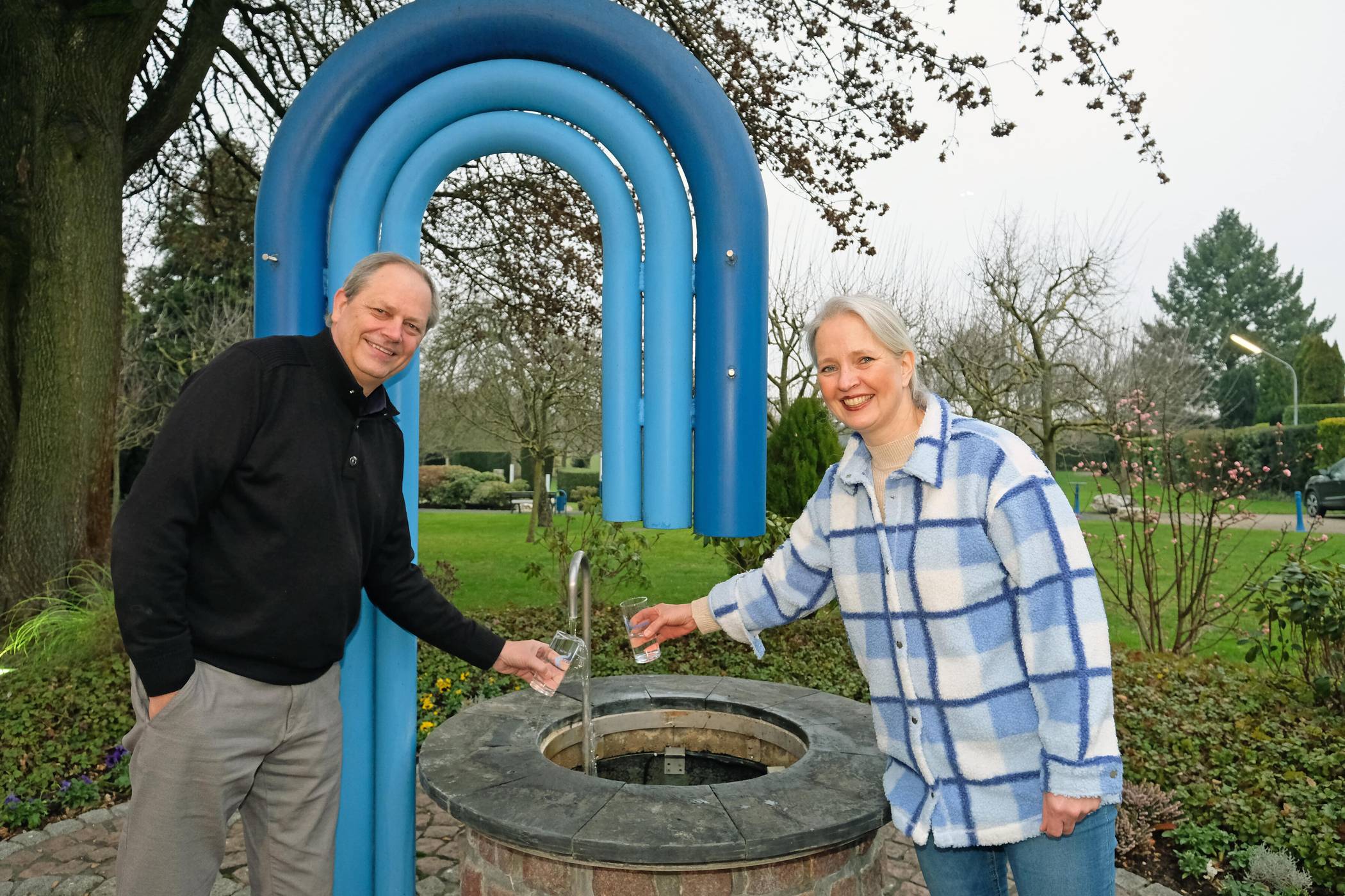 Detlef Schumacher, Geschäftsführer der NEW NiederrheinWasser GmbH, und Annely Finger, Abteilungsleiterin Wasserwerke, freuen sich über das erhaltene Zertifikat. 