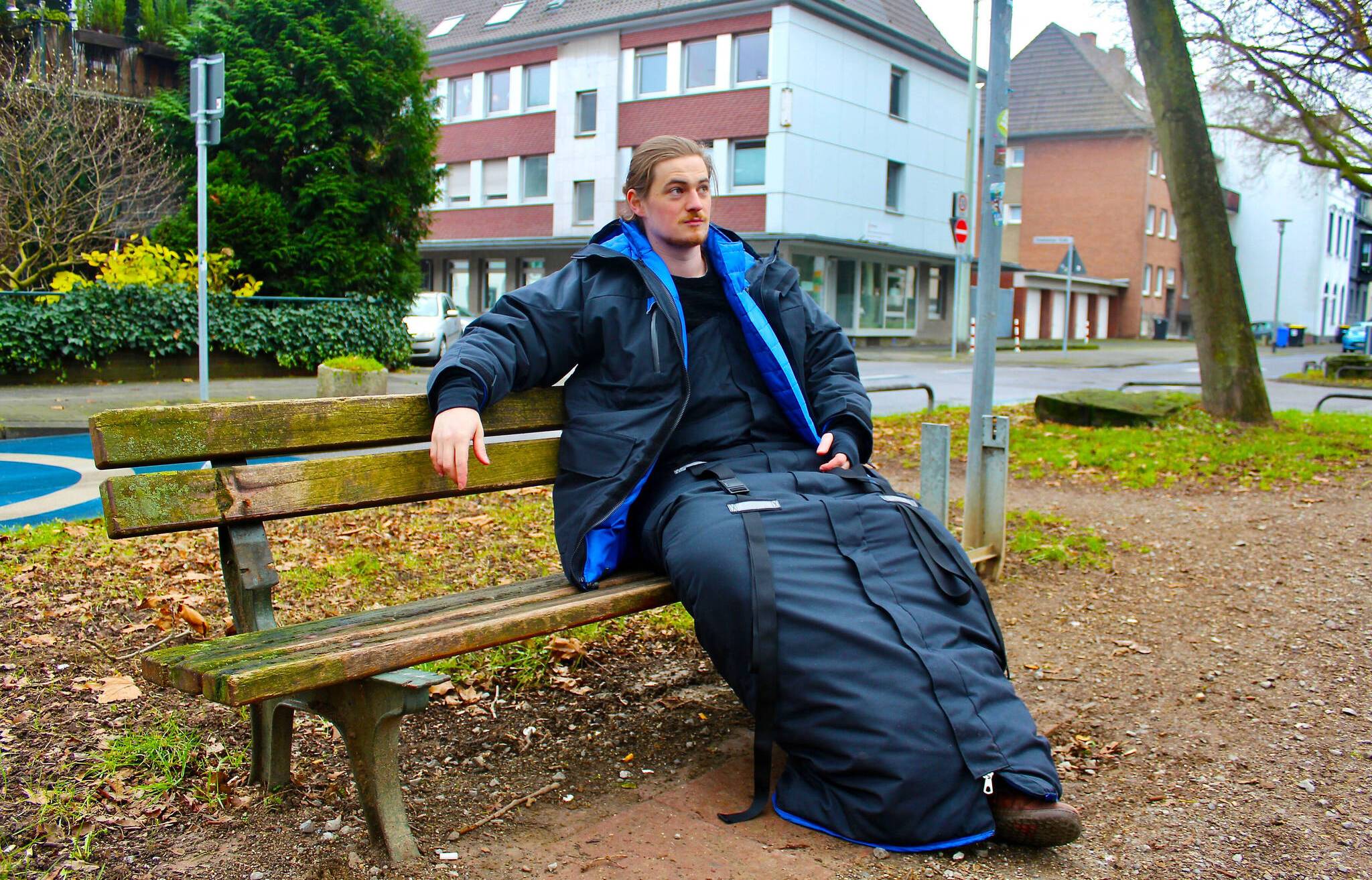 Mit Wafe, der Schlafsack-Mantel-Kombination für obdachlose