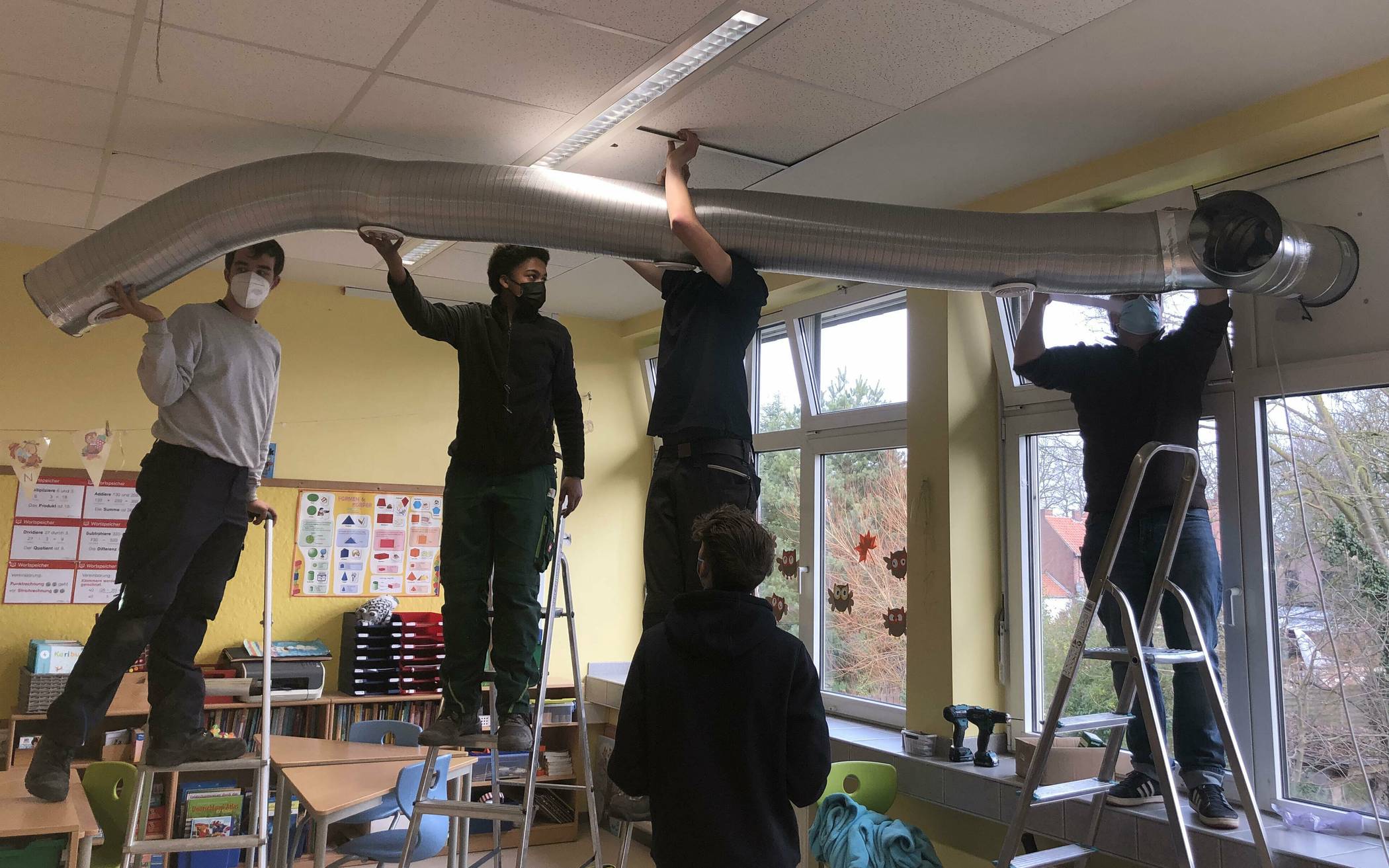 Die Schüler des Zehner-Technikkurses bei der Montage der Abluftanlage. 