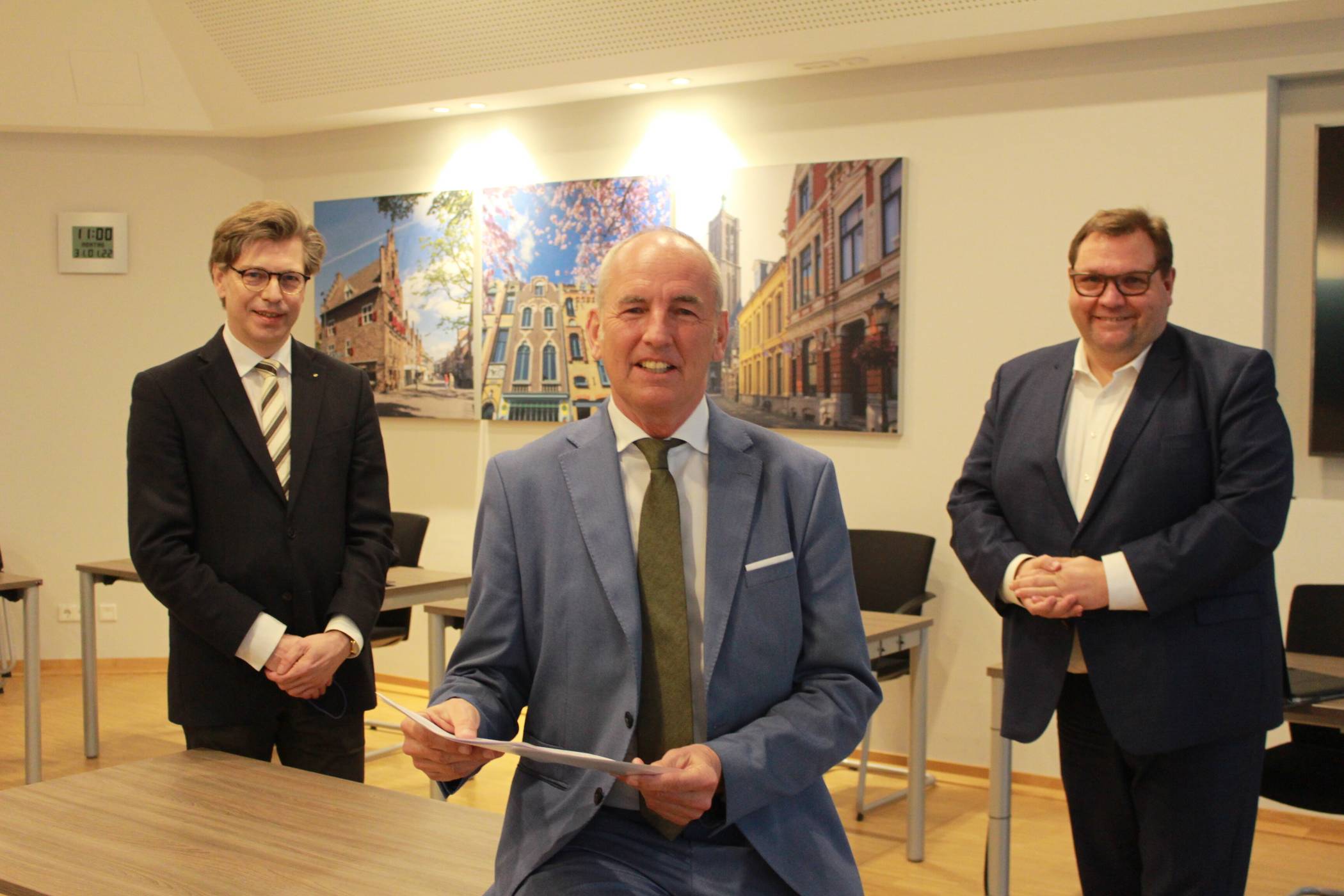  Präsentieren im Rathaus das Gutachten über Albert Steeger: Gutachter Professor Dr. Joachim Scholtyseck (vorne) mit Oberbürgermeister Frank Meyer (r.) und Stadtarchivar Dr. Olaf Richter. Foto: Müller 