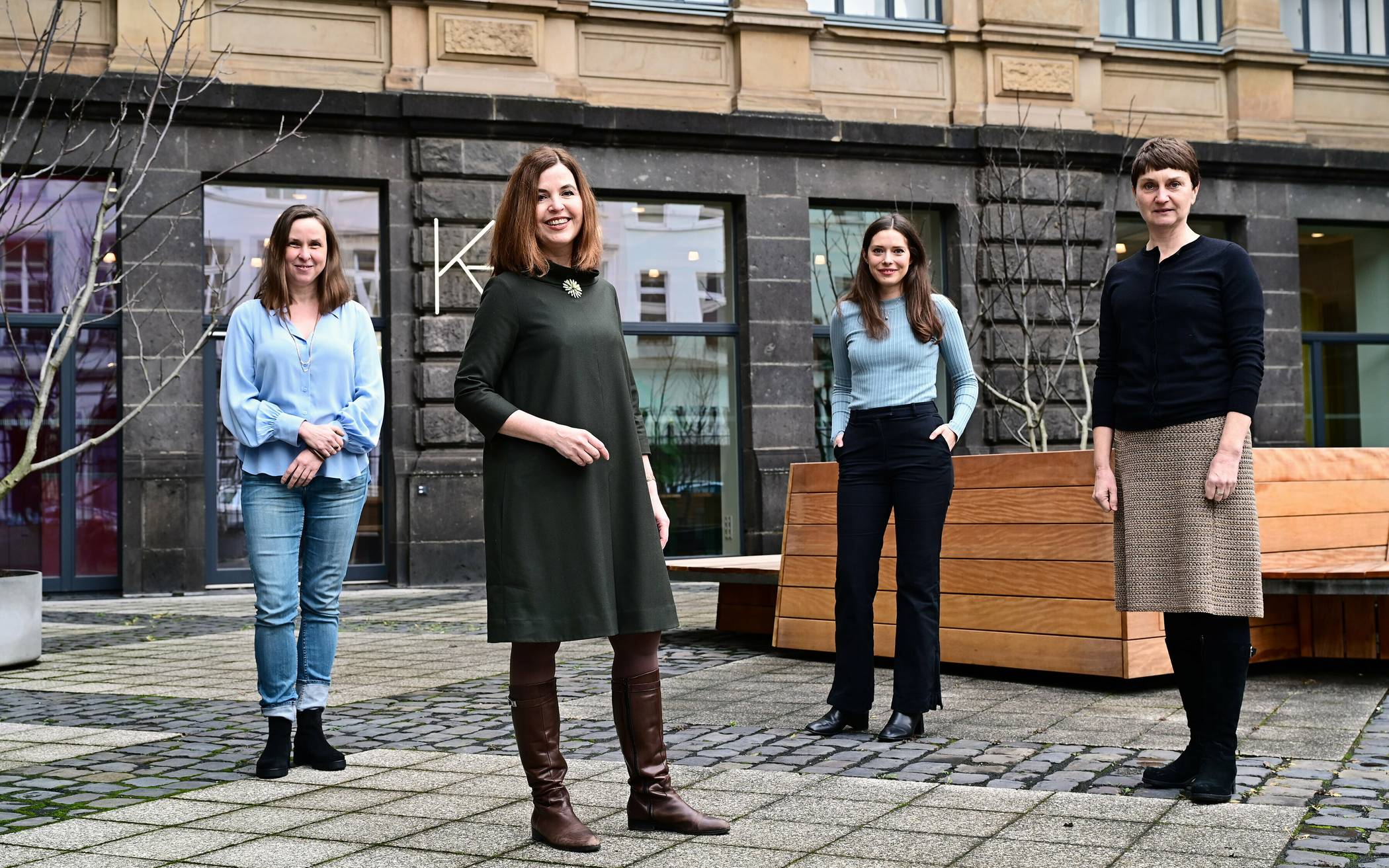 Stellen das Jahresprogramm der Krefelder Kunstmuseen für 2022 vor: Direktorin Katia Baudin (vorn), Kustodin Dr. Magdalena Holzhey (l.), die wissenschaftliche Referentin Juliane Duft und die stellvertretende Direktorin Dr. Sylvia Martin (r.).  