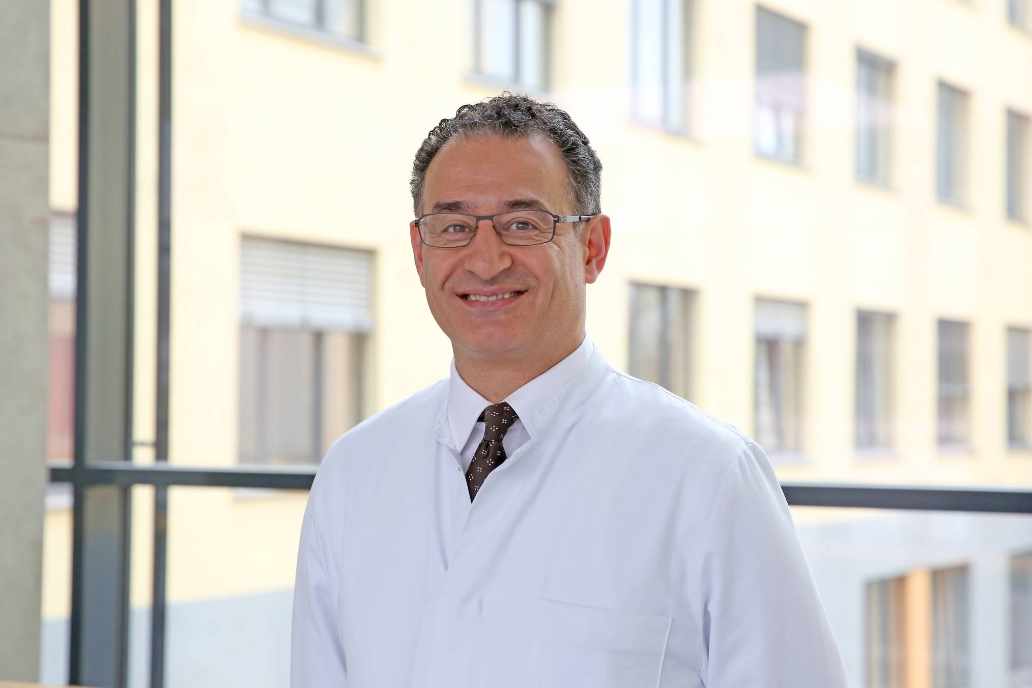 Auch der Leiter des HOZ, Prof. Dr. Chalid Assaf, wird am Freitag für telefonische Fragen zur Verfügung stehen. Zentrale Hotline: KR 323232