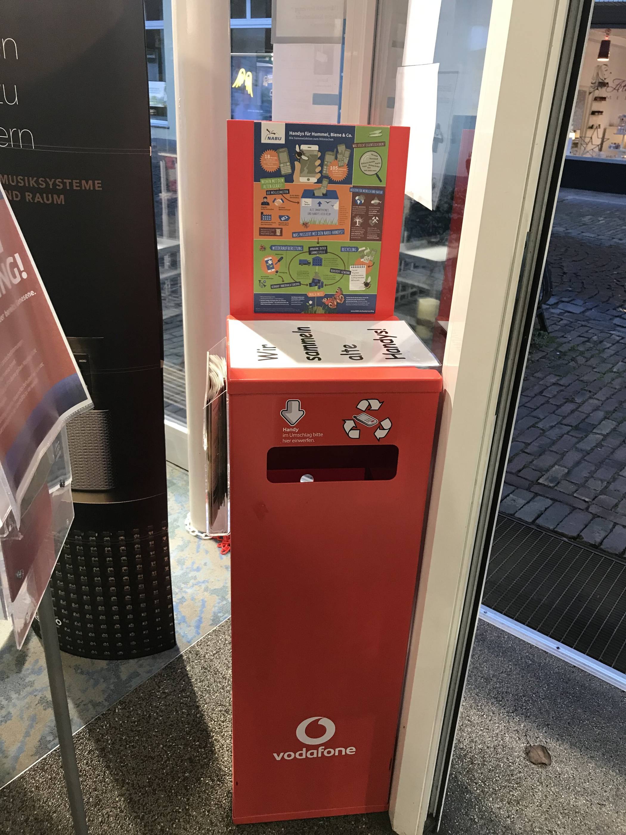  In die rote Sammelbox im Eingangsbereich des Geschäfts SP: Röhrmann in Lank können Handys, die ausgedient haben, entsorgt werden. 