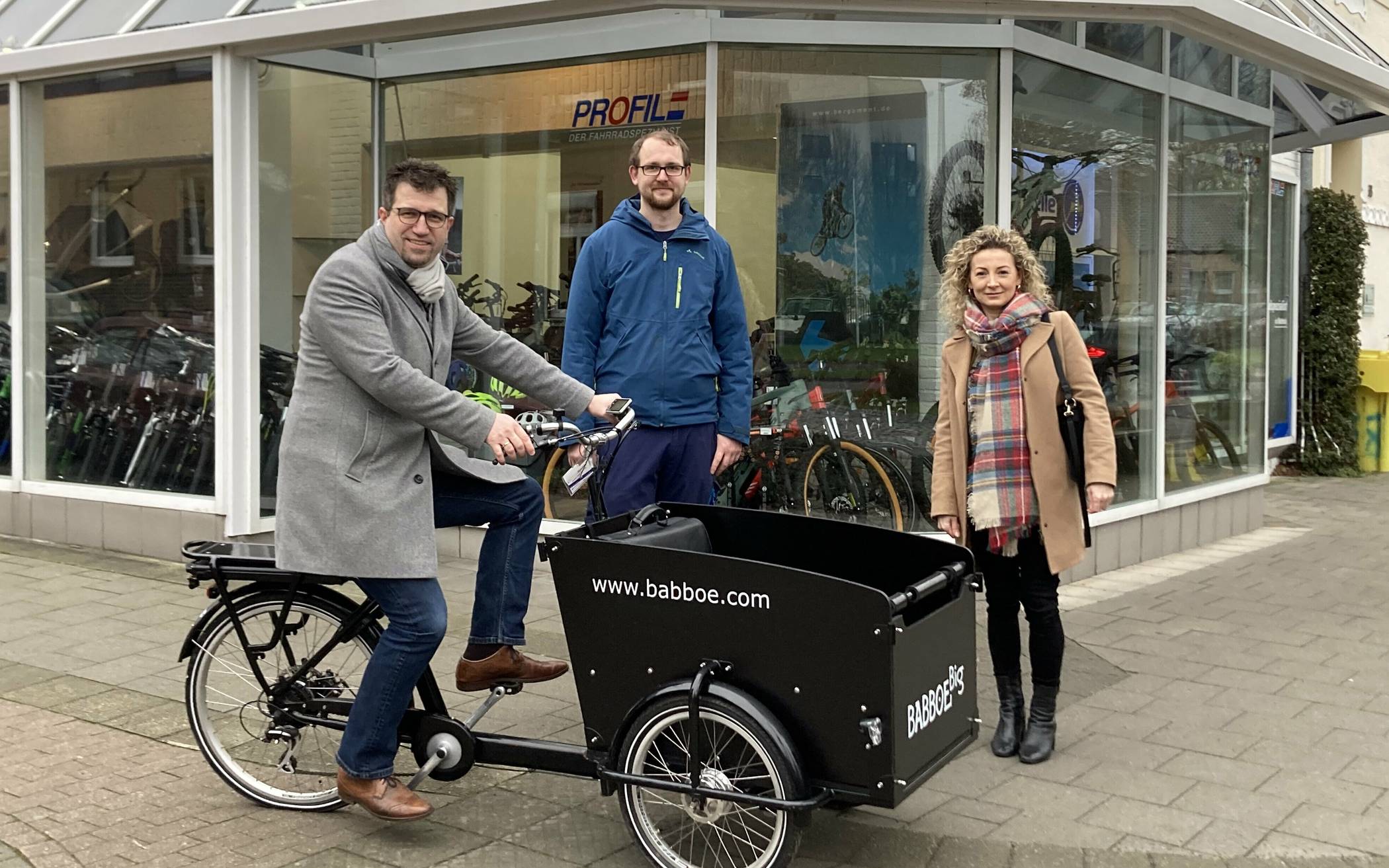 Bei Fahrrad van de Stay kann man bald E-Lastenräder testen. Bürgermeister Christian Küsters und Agnes Steinmetz (Stadt Nettetal) ließen sich die Vorzüge der Räder von Julian Sporkert erklären.  