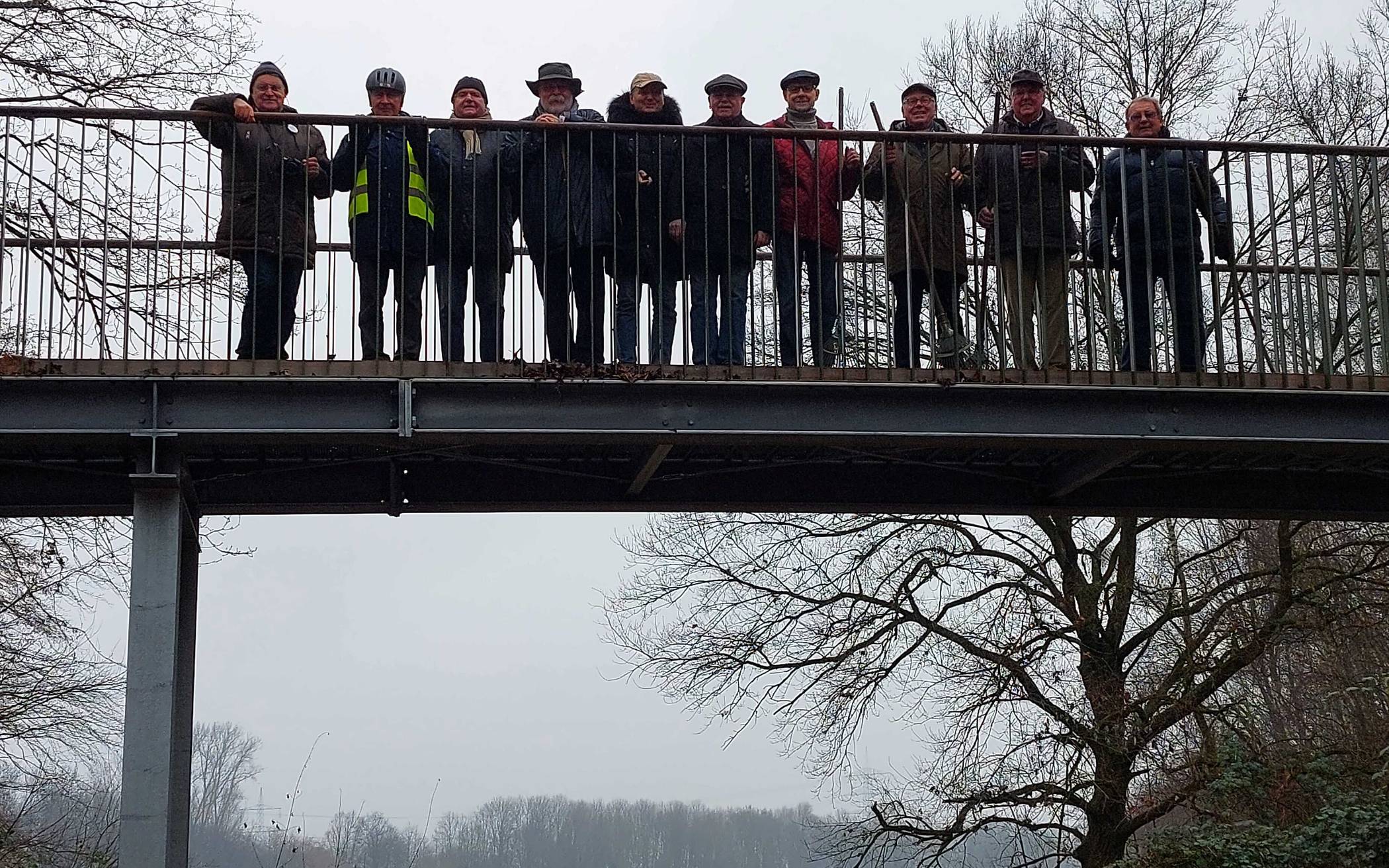Die große Latumer Brücke wurde vor kurzem von Mitgliedern des Kulturstammtisches Lank-Latum mit Besen und Schaufel gereinigt. 
  