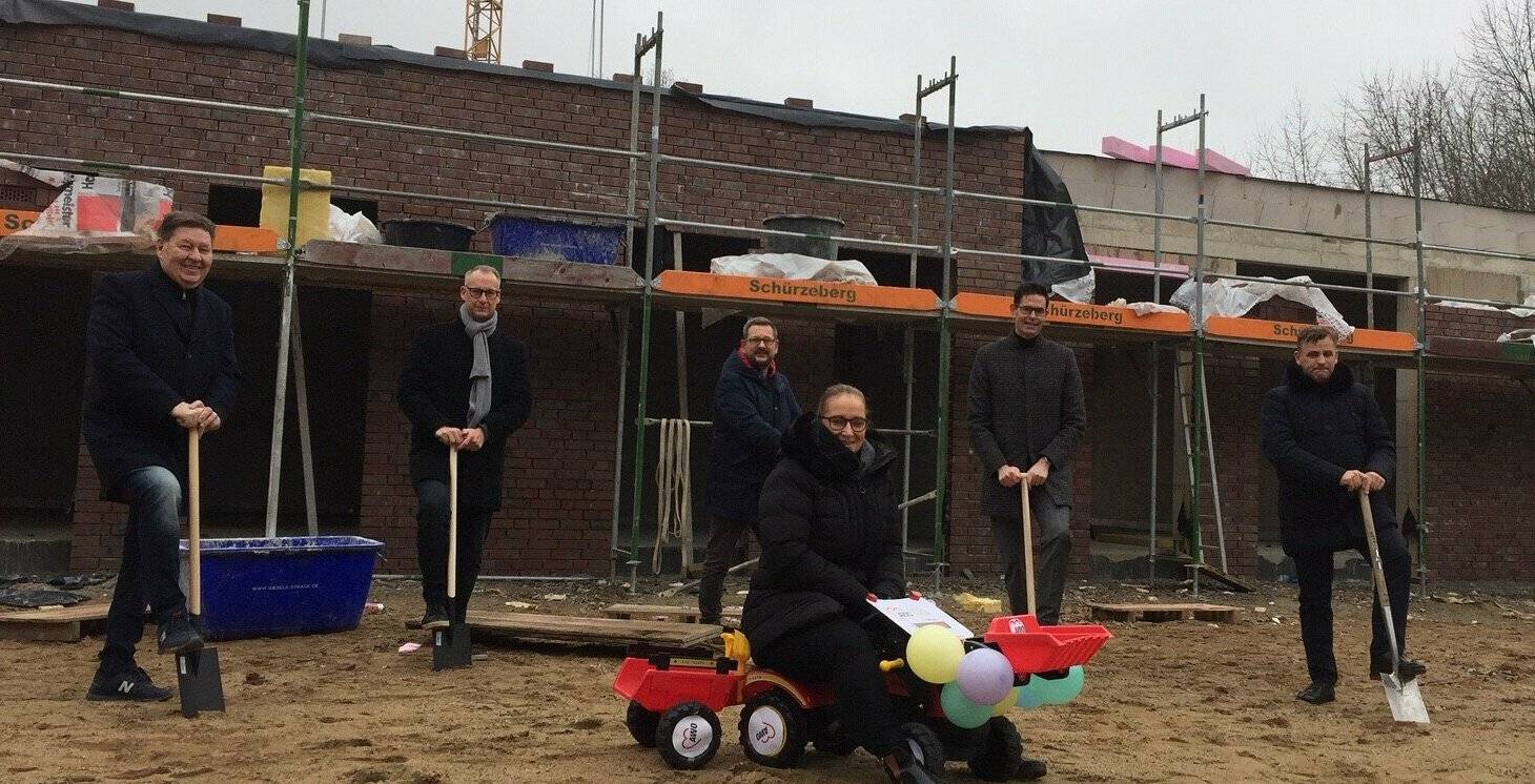  Viel zu schaufeln gibt‘s grad nicht, aber ein Spatenstich muss sein (v. l.): Volker Küppers, Bezirksvorsteher Ost, Raimund Schleszies vom Fachbereich Kinder, Jugend und Familie der Stadt MG, Uwe Bohlen, AWO-Vorstand, Klaus Röttgen, Leiter des Fachbereichs Kinder, Jugend und Familie, Raoul Fischer, Bauentwicklung, und vorne Paola Lenzen, Fachteamleitung Kita bei der AWO MG. 