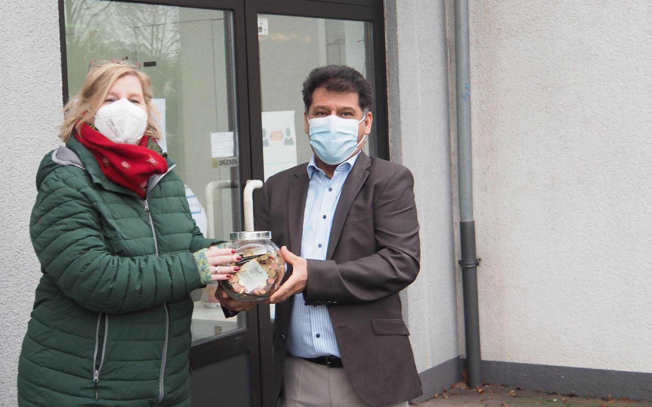  Nader Shomali, Inhaber der Strümper Textilreinigung, übergibt Andrea Holthuysen-Frank, Einrichtungsleitung des SPZ, das Spendenglas. 