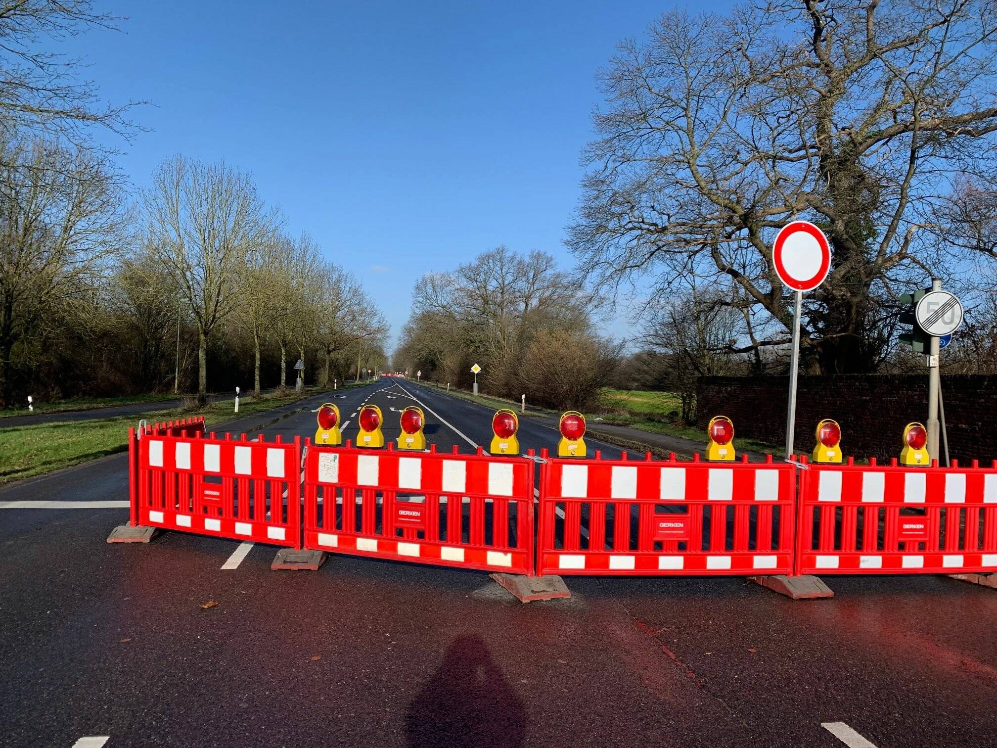  Hinter der Einfahrt zum Park+Ride-Platzes Haus Meer und am Strümper Bergfeld hat der Landesbetrieb Straßenbau die L137 komplett gesperrt. 