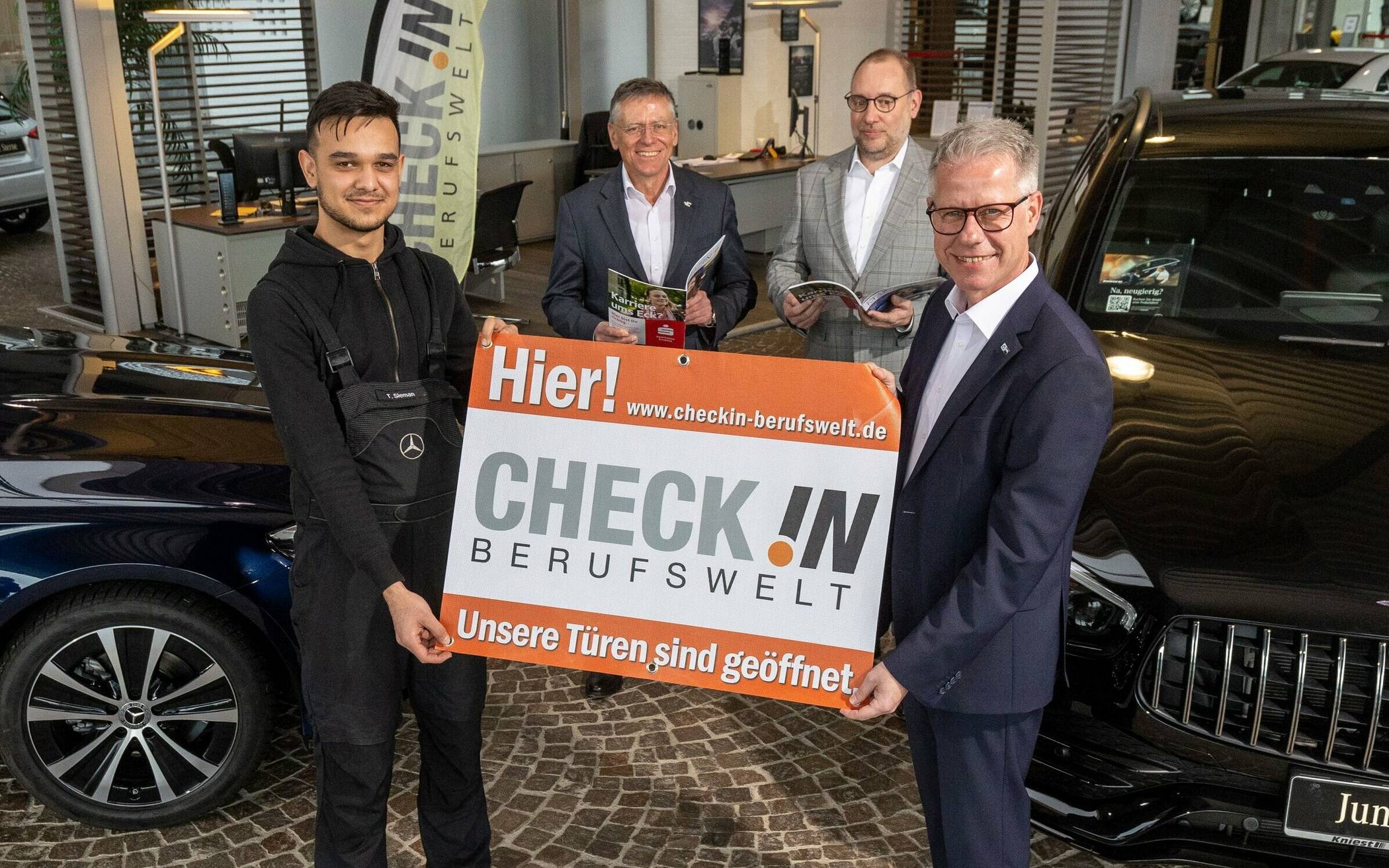  Erster „Check In-Azubi“ im Autohaus Kniest: Tamo Sleman mit Landrat Hans-Jürgen Petrauschke, Christian Pütz, Geschäftsführer Autohaus Kniest, und IHK-Hauptgeschäftsführer Jürgen Steinmetz (v. l.). 
  