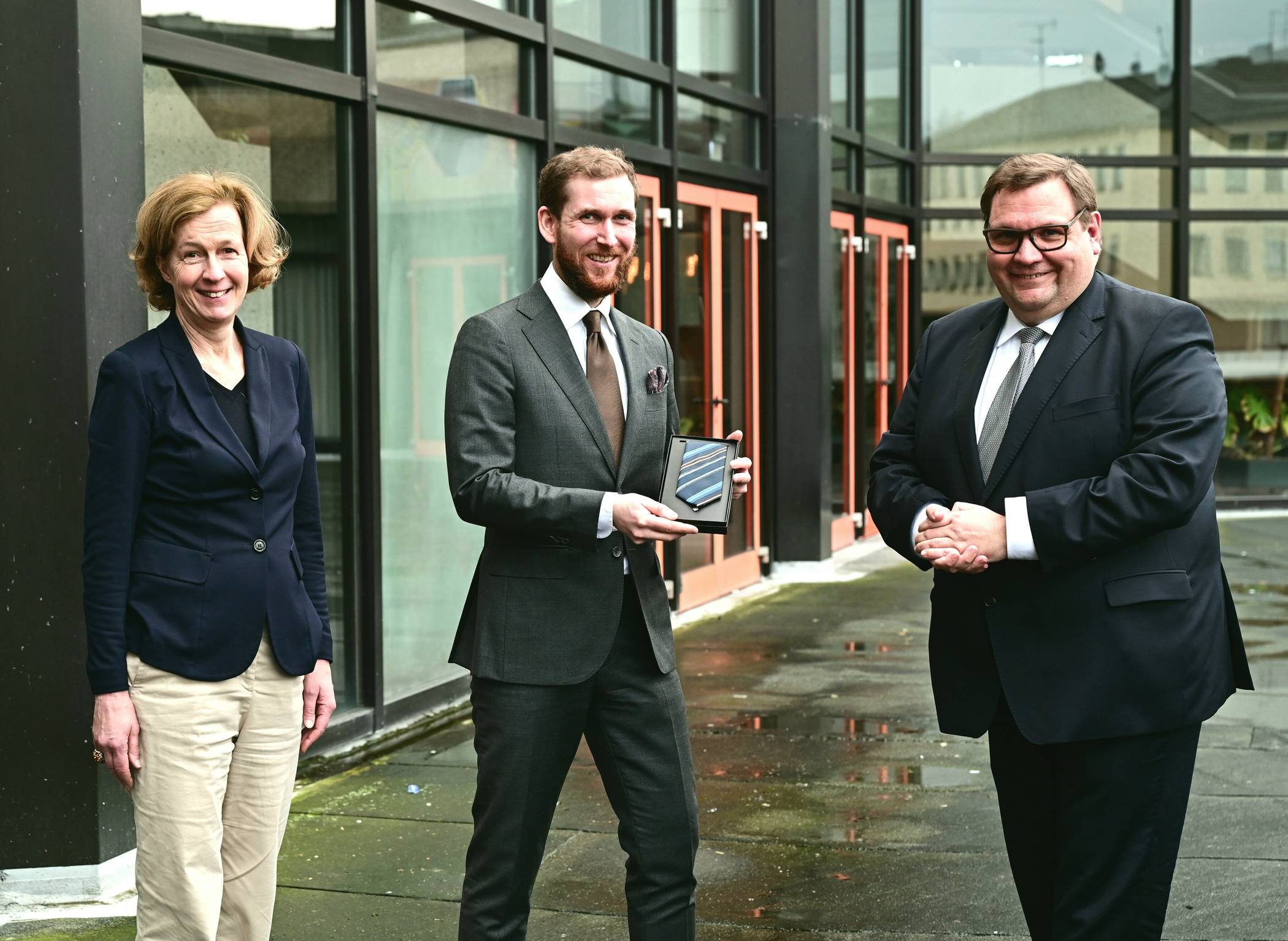 Dr. Boris A. Burandt (Mitte) wurde einstimmig vom Haupt- und Beschwerdeausschuss zum neuen Leiter des Museums Burg Linn gewählt. Oberbürgermeister Frank Meyer und Dr. Gabriele König, Kulturbeauftragte der Stadt Krefeld, gratulierten ihm zur Wahl. Foto: Stadt Krefeld, Bischof