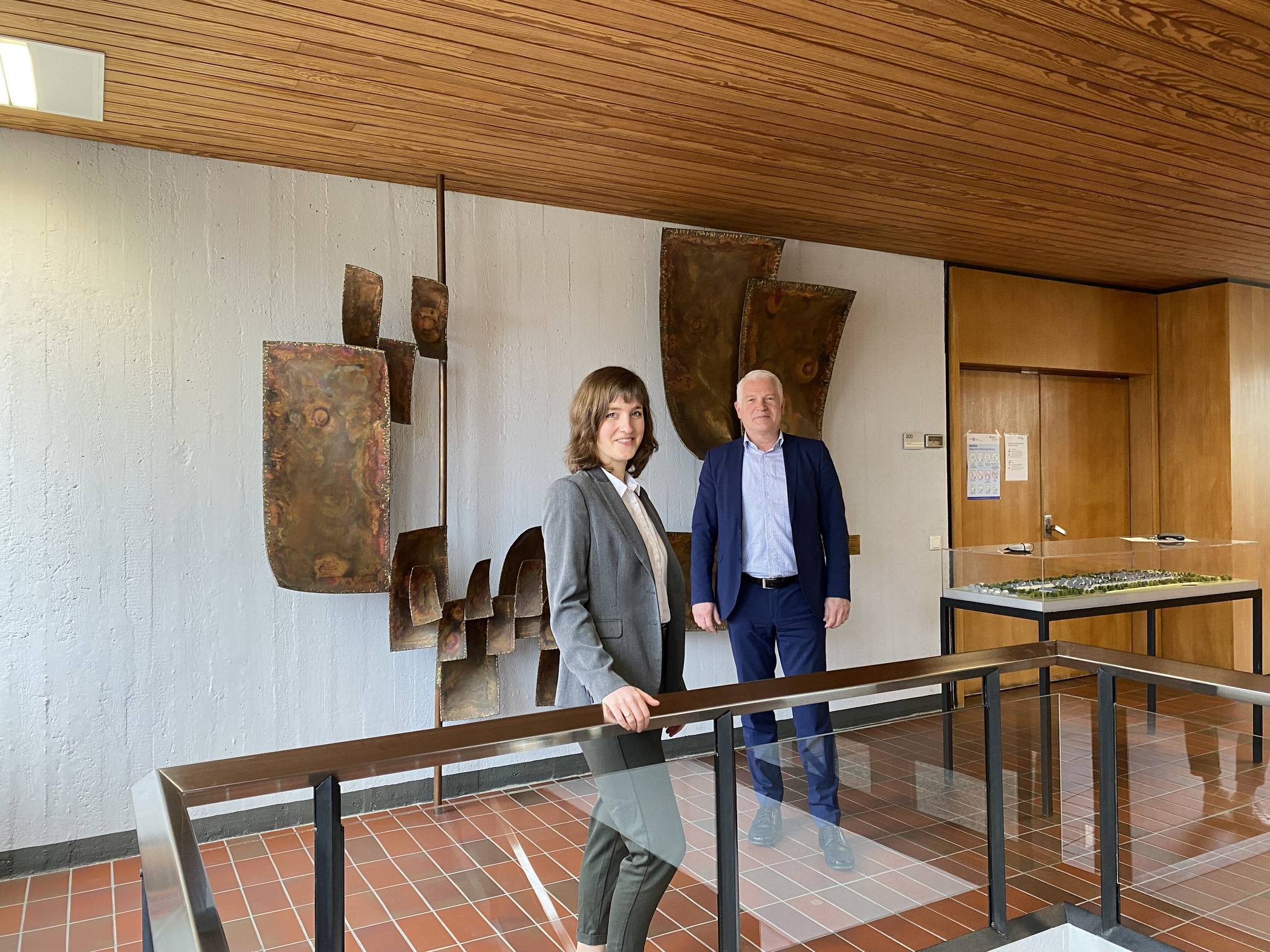  Désirée Opderbeck – hier mit Bürgermeister Christoph Dellmans – ist Personalentwicklerin bei der Stadt Kempen. 