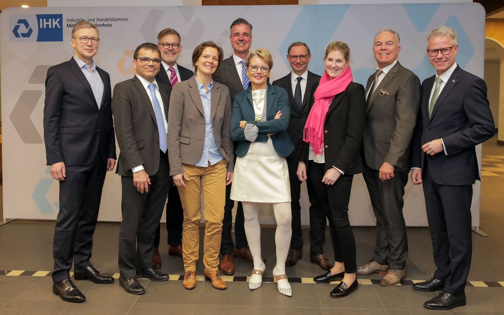 IHK-Hauptgeschäftsführer Jürgen Steinmetz (r.) beglückwünschte das