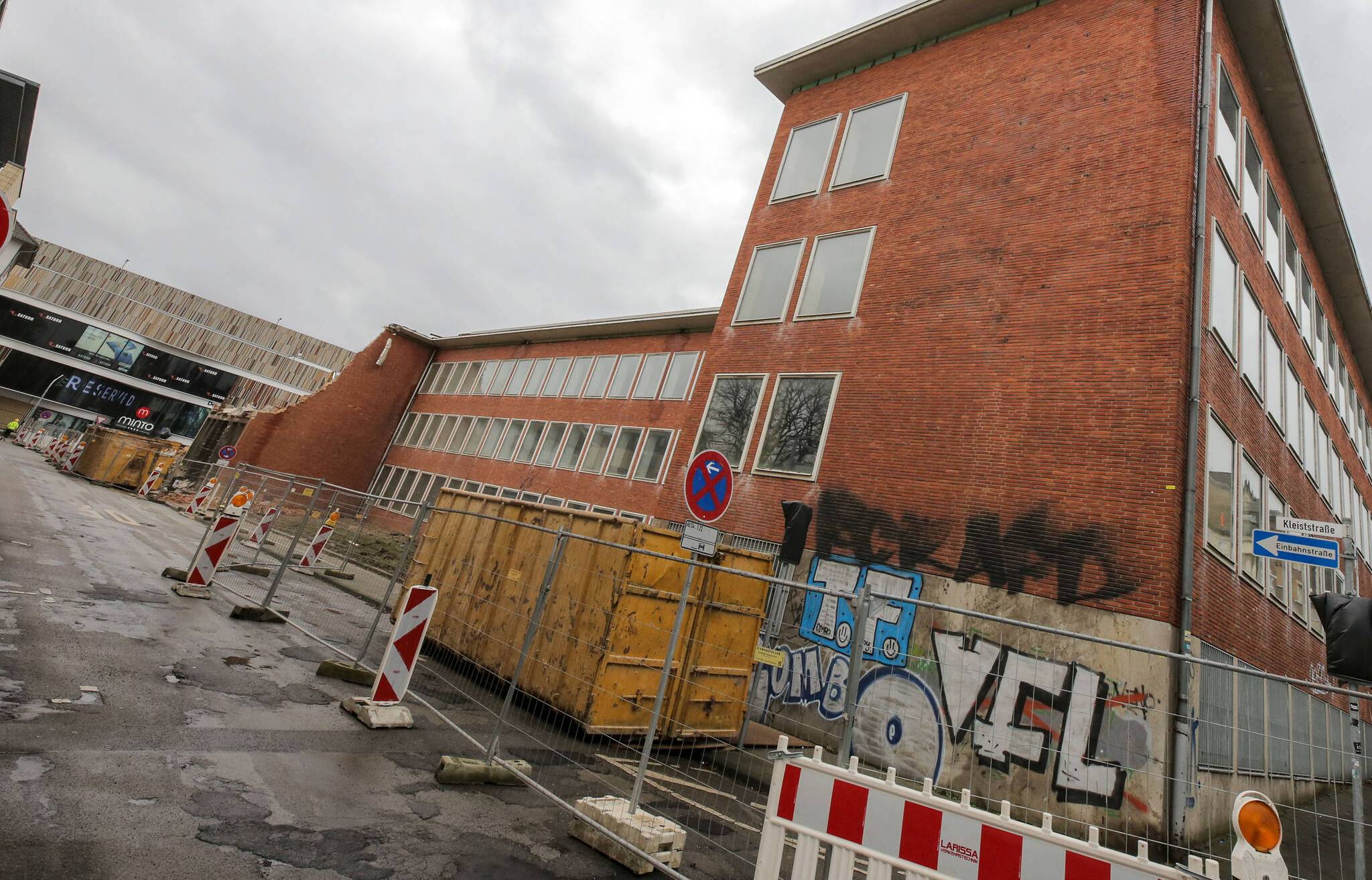  Das alte Finanzamt gegenüber dem Minto wird zur Zeit abgerissen. Foto. Andreas Baum 