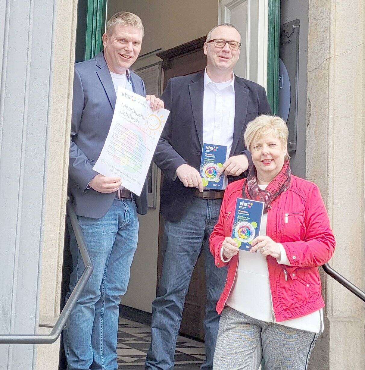  Alexander Ruth (l.) und Oliver Kuller von der Volkshochschule Meerbusch und Ute Piegeler vom Fachbereich Schule, Sport und Kultur der Stadt Meerbusch schauen dem Semesteranfang bei der VHS mit Vorfreude entgegen. 