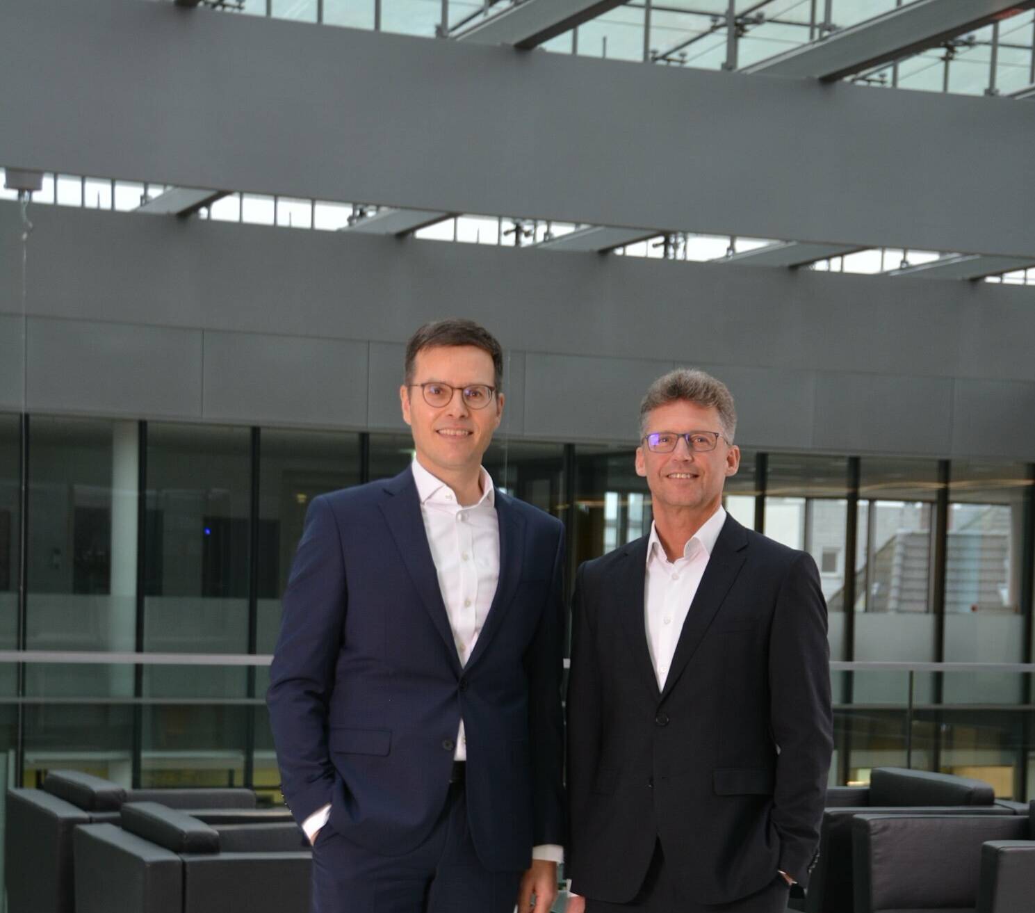 Christoph Gommans, Vorstandsmitglied der Volksbank Krefeld, und Stefan Rinsch, Vorstandsvorsitzender der Volksbank Krefeld (v.l.). 