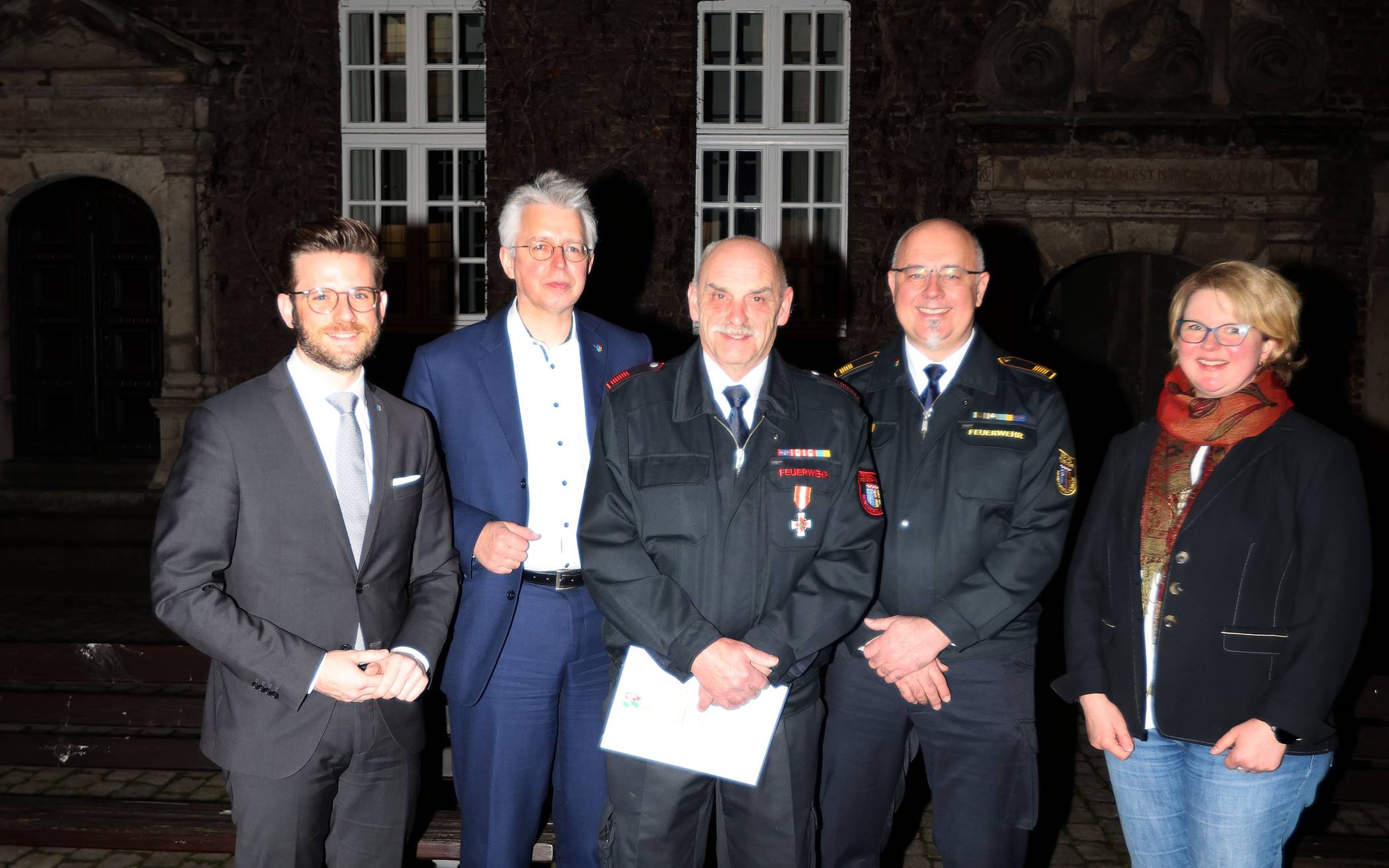 Roland Theis (Mitte) von der Freiwilligen Feuerwehr, Einheit Rheydt, wurde für 50 Jahre im Dienst geehrt. Zu den Gratulanten gehörten (v.l.) OB Felix Heinrichs, Dezernent Matthias Engel, Feuerwehrchef Dirk Schattka und Ratsfrau Verena Rhein.  