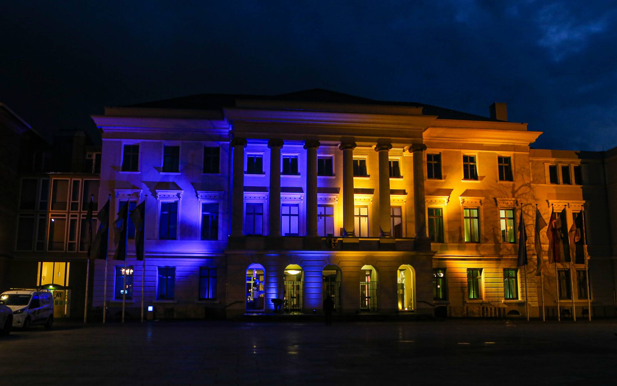 Rathaus leuchtet in ukrainischen Farben