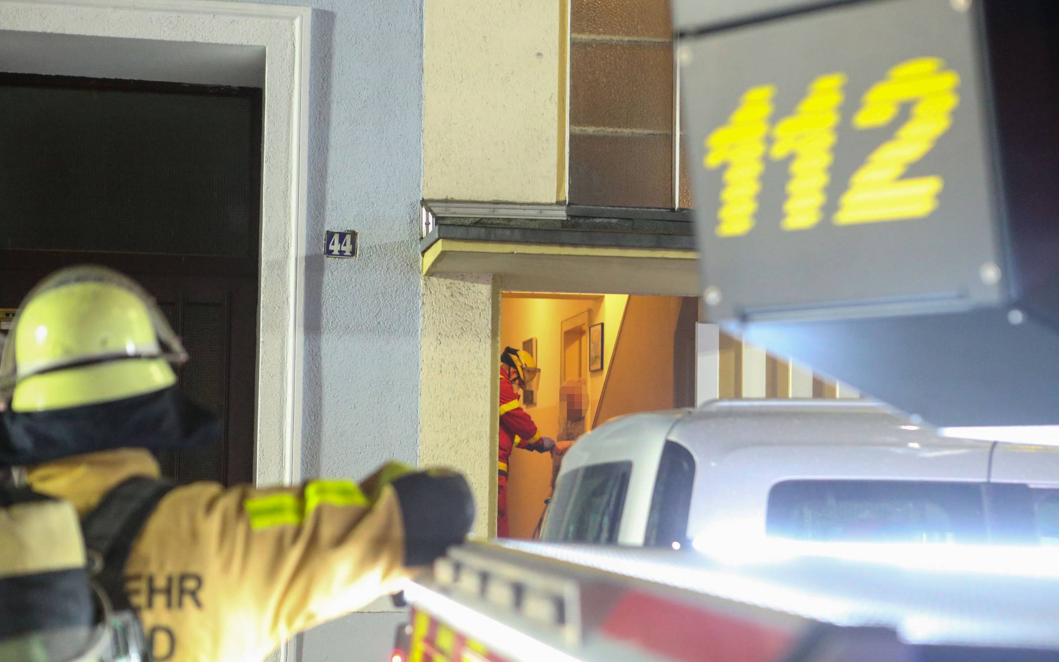 Feuerwehr rettet Bewohner über Drehleiter