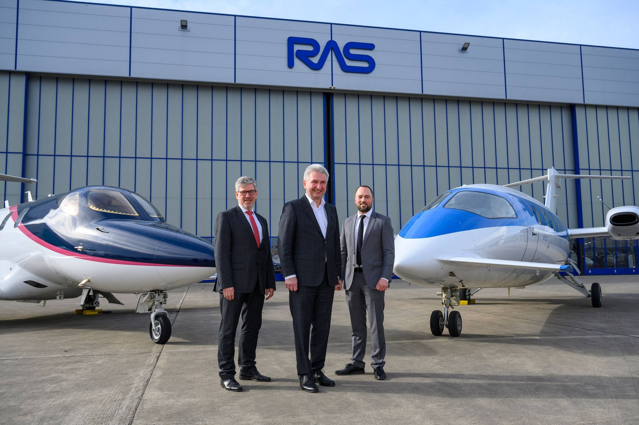  Minister Pinkwart (Mitte) traf sich unter anderem mit Flughafenchef Andreas Ungar (r.) und Dr. Ulrich Schückhaus, Geschäftsführer MGL. Er zeigte sich begeistert von den innovativen Chancen am Flughafen Mönchengladbach. 
  