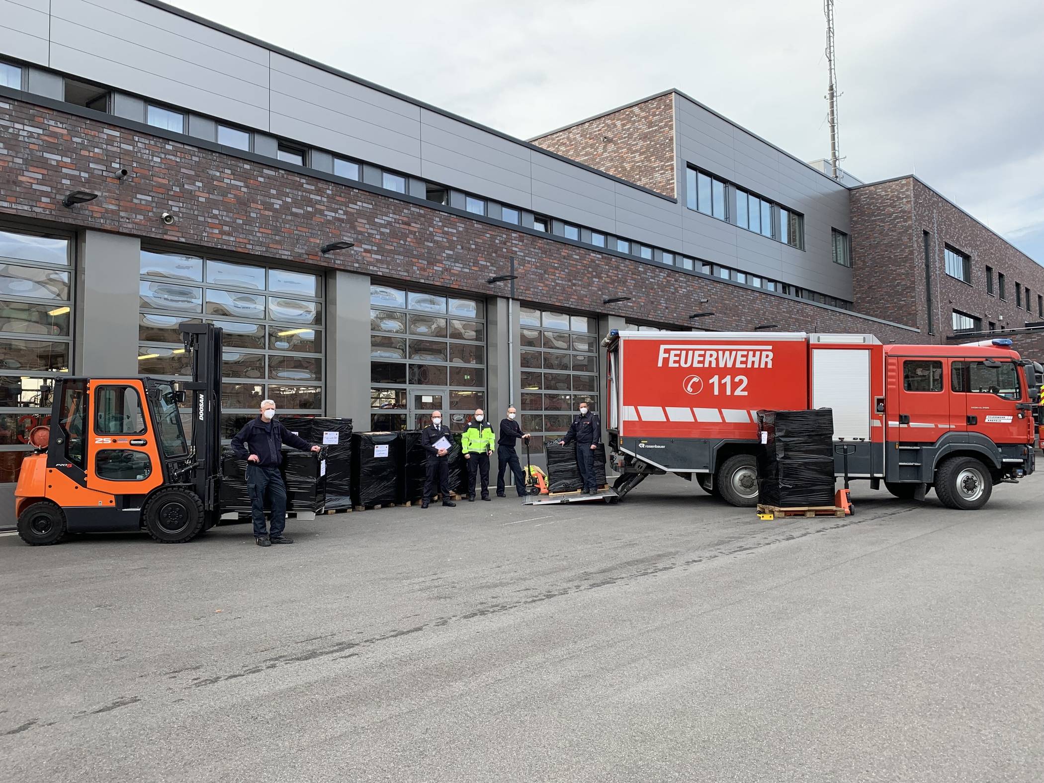 Gemeinsame Aktion mit den Kollegen in Viersen und Mönchengladbach: Feuerwehr Krefeld entsendet Hilfslieferung in die Ukraine