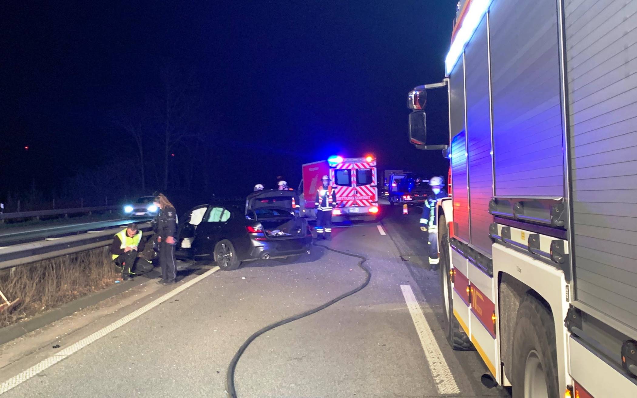 Ein Zusammenstoß zwischen einem Pkw und Hängerzug fordert einen Verletzten.  