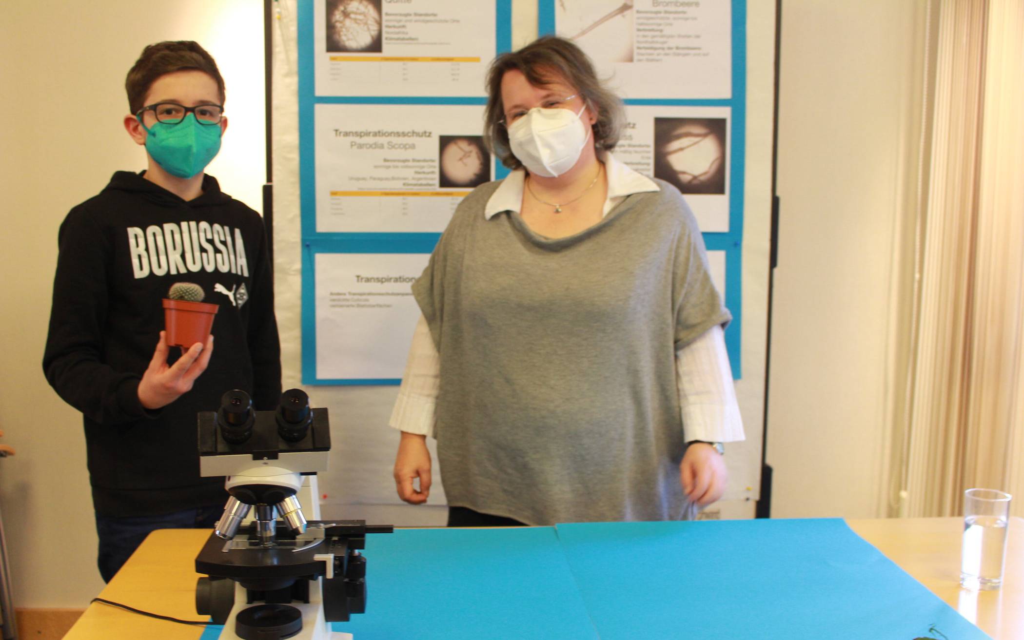  Johannes Schwarz (14) von der Bischöflichen Marienschule in Mönchengladbach stellt zusammen mit seiner Biologie-Lehrerin Lydia Sonntag-Werkes sein Projekt über Härchen auf Pflanzenblättern vor. 
  