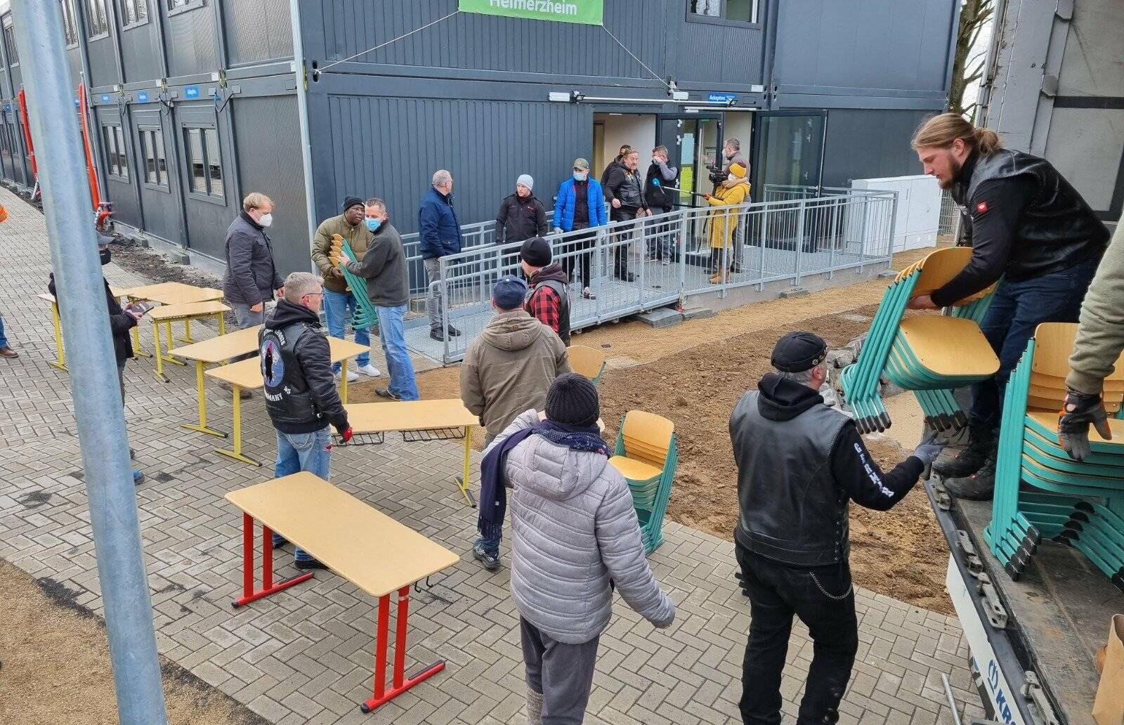 Groß war die Hilfsbereitschaft in Meerbusch, bei der Schulmöbel-Spendenaktion mitzuwirken. 