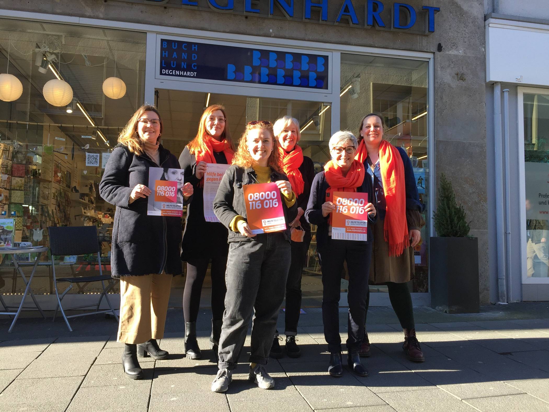 Ein starkes Frauenteam mit einer tollen Mission: Die „Initiative Orange MG“ macht im gesamten Stadtgebiet mit Aufklebern und Plakaten auf das Hilfetelefon für Frauen aufmerksam. 