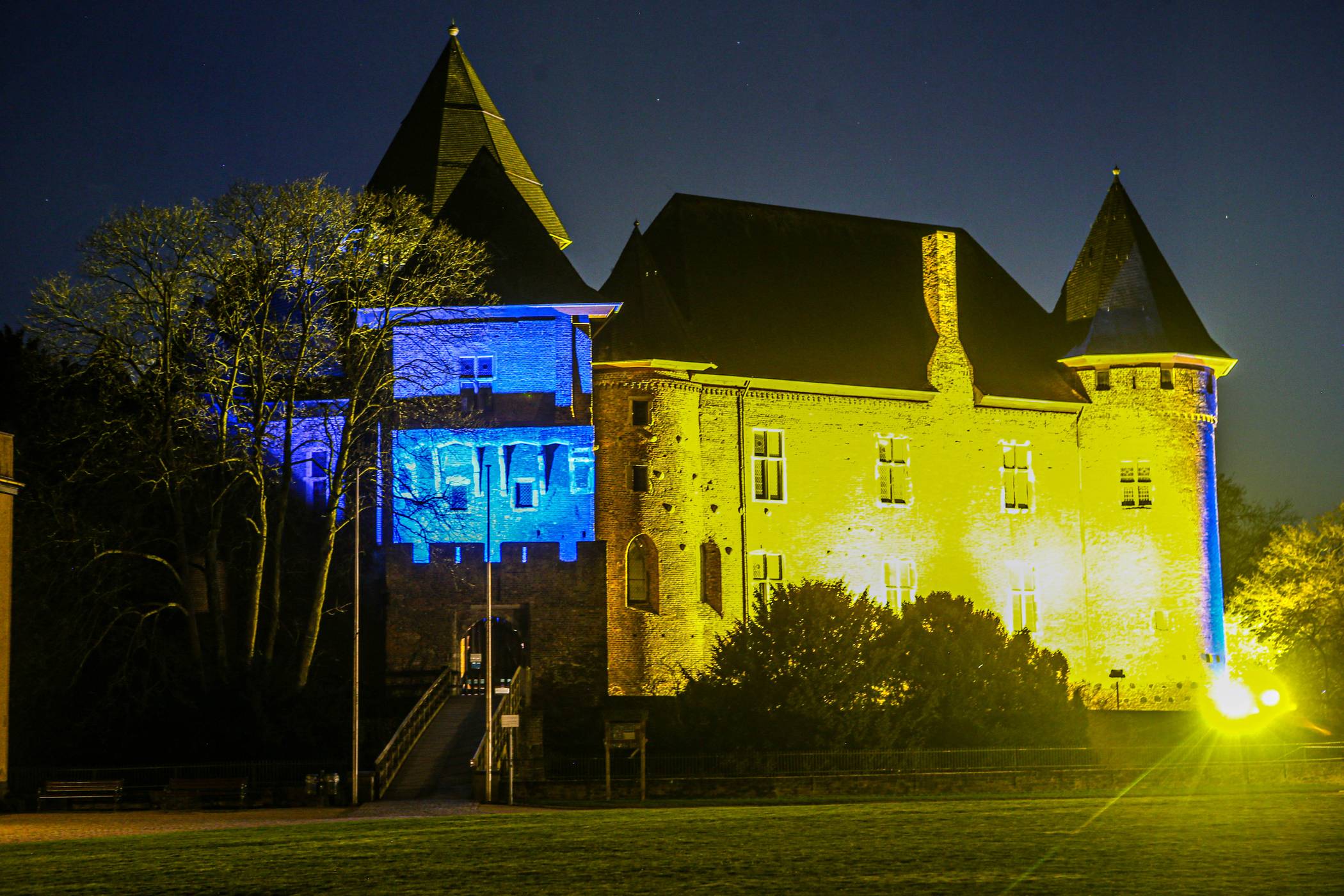  Angestrahlt: Burg Linn in den Farben der Ukraine. Zeichen für die Hlfsbereitschaft der Krefelder. Foto: Samla  
