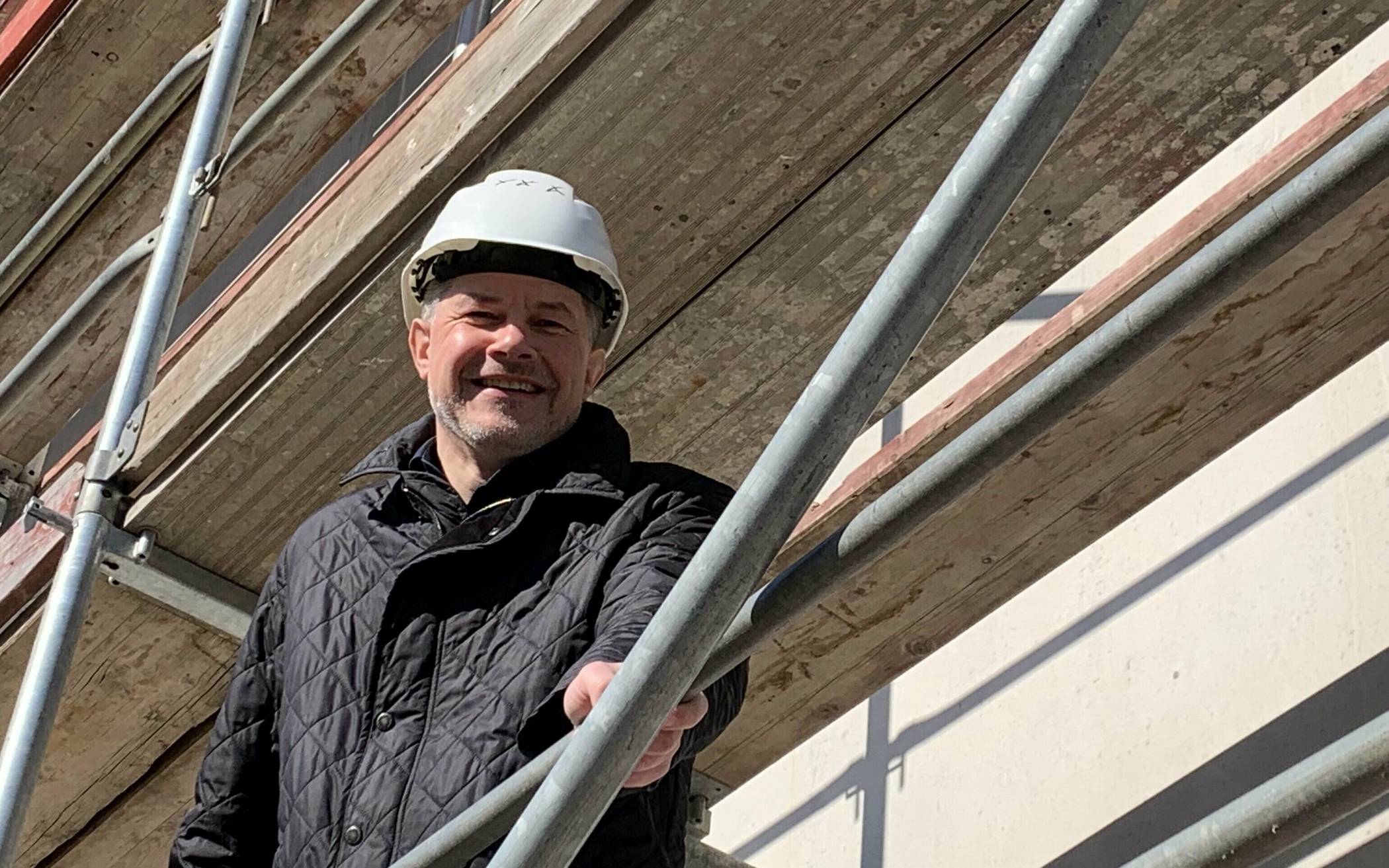  Harald Härtel auf dem Gerüst des Stadtarchiv-Neubaus am Erwin-Heerich-Haus in Osterath-Bovert. Im Mai soll das Projekt komplett fertig werden. 