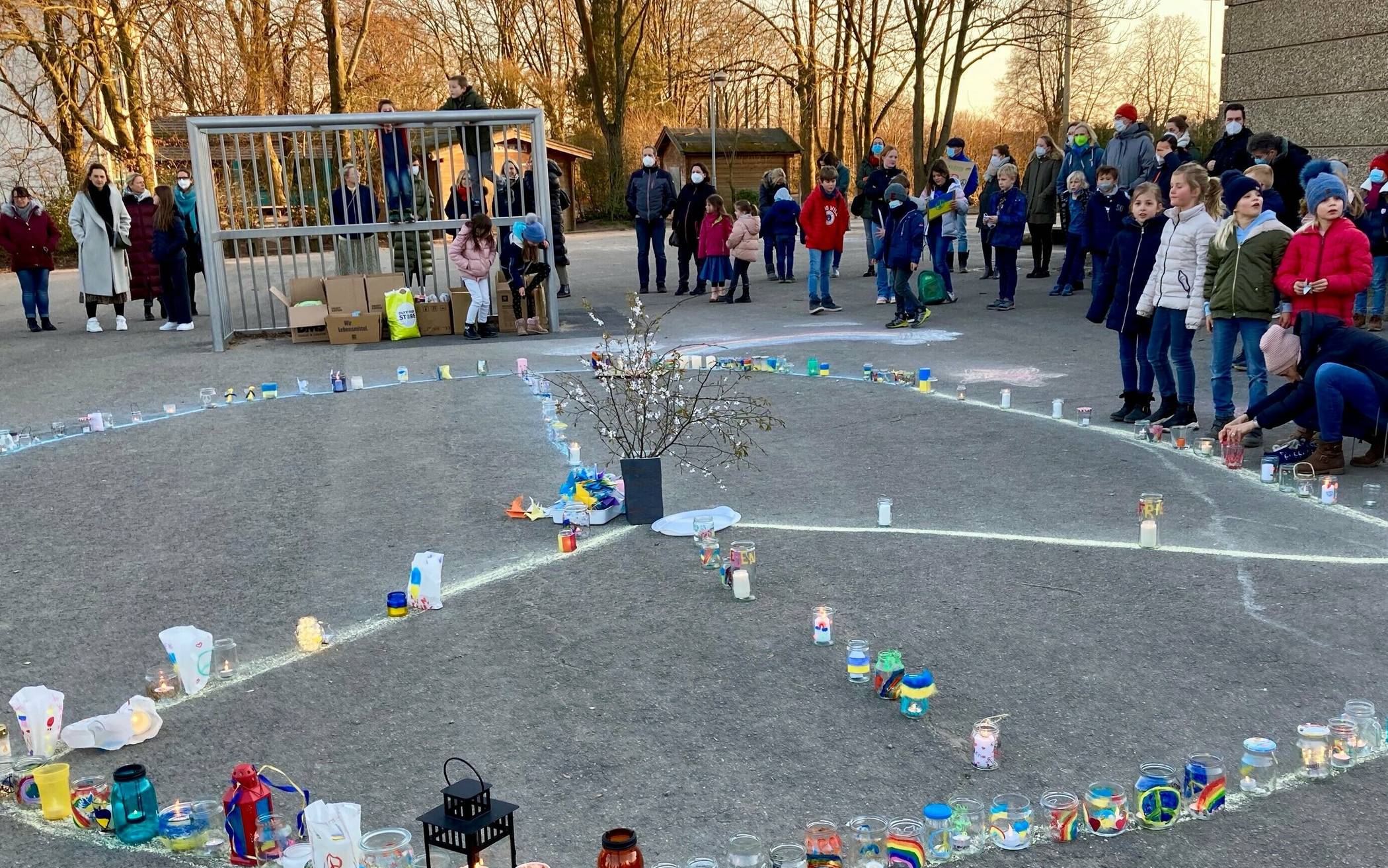  Mit ihren selbst gebastelten Friedenslichtern setzten die Kinder der Martinus-Grundschule ein Zeichen für den frieden. 