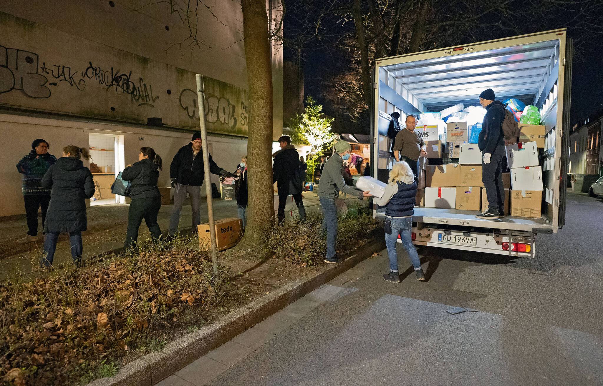 Helfer der Krefelder Tafel verladen die