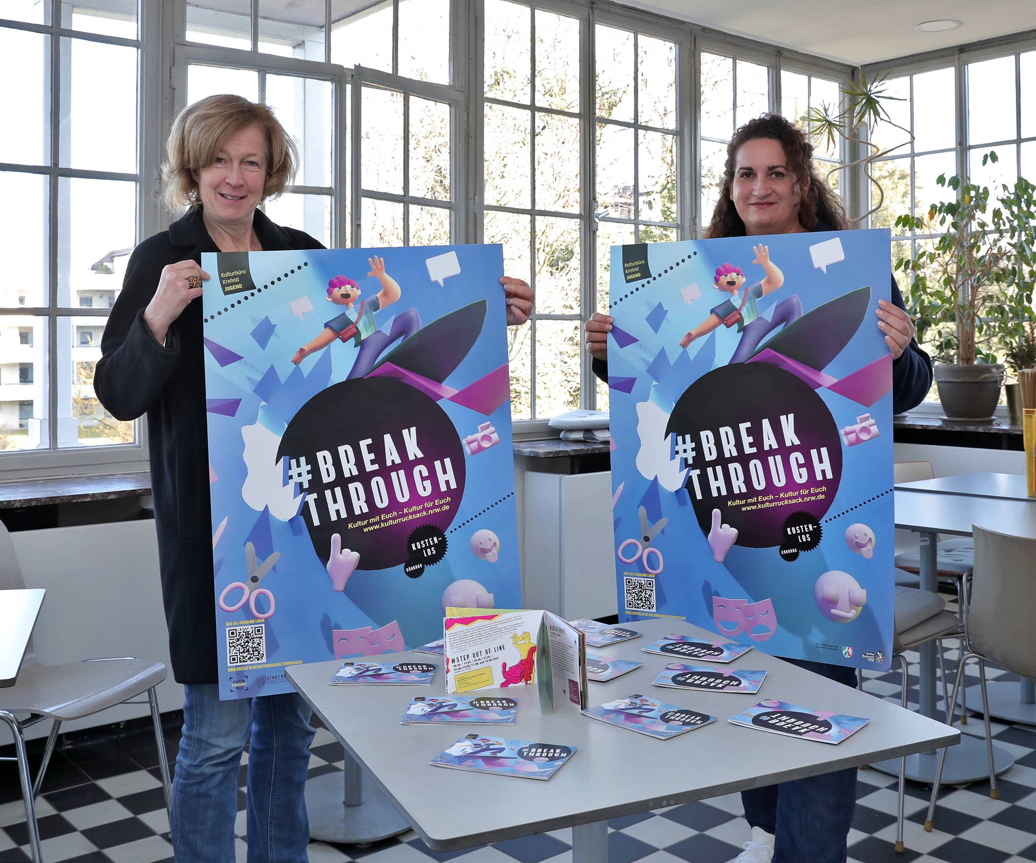 Krefelds Kulturbeauftragte Dr. Gabriele König (links) und Projektleiterin Anke Zwering stellen das neue Programm des Kulturrucksacks für Krefeld vor. Foto: Stadt Krefeld, Presse und Kommunikation, A. Bischof