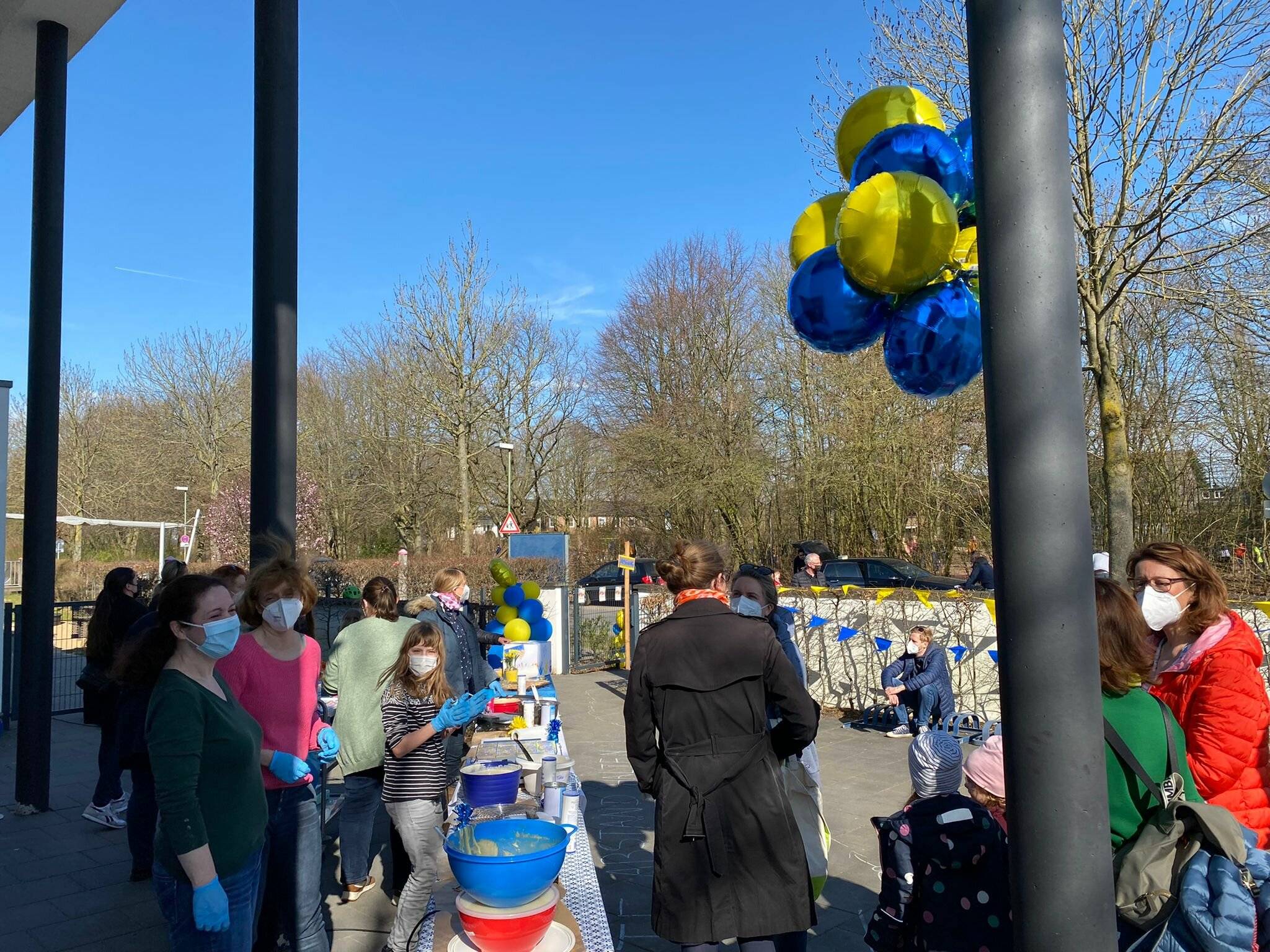 Knapp 800 Waffeln backten und verkauften Eltern, Kinder und Mitarbeiter der evangelischen Kita Himmelszelt in Osterath am vergangenen Sonntag. Der Erlös kommt der Ukraine-Hilfe zugute. 