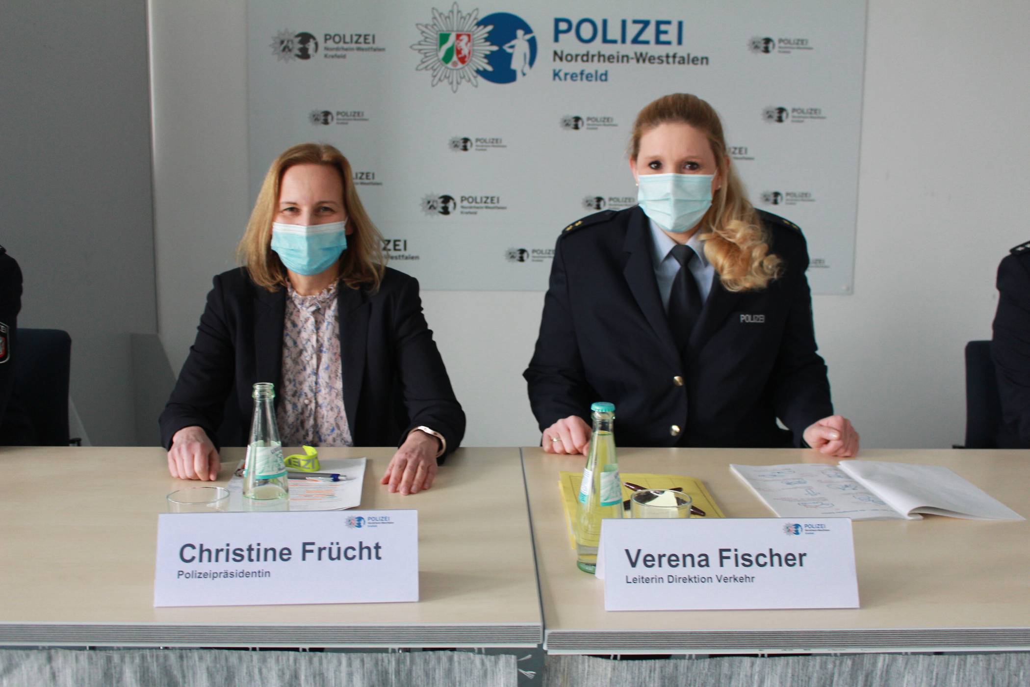  Stellen die Unfallstatistik 2021 vor: Krefelds Polizeipräsidentin Christine Frücht (l.) und die Leiterin der Direktion Verkehr, Verena Fischer. Foto: Müller  