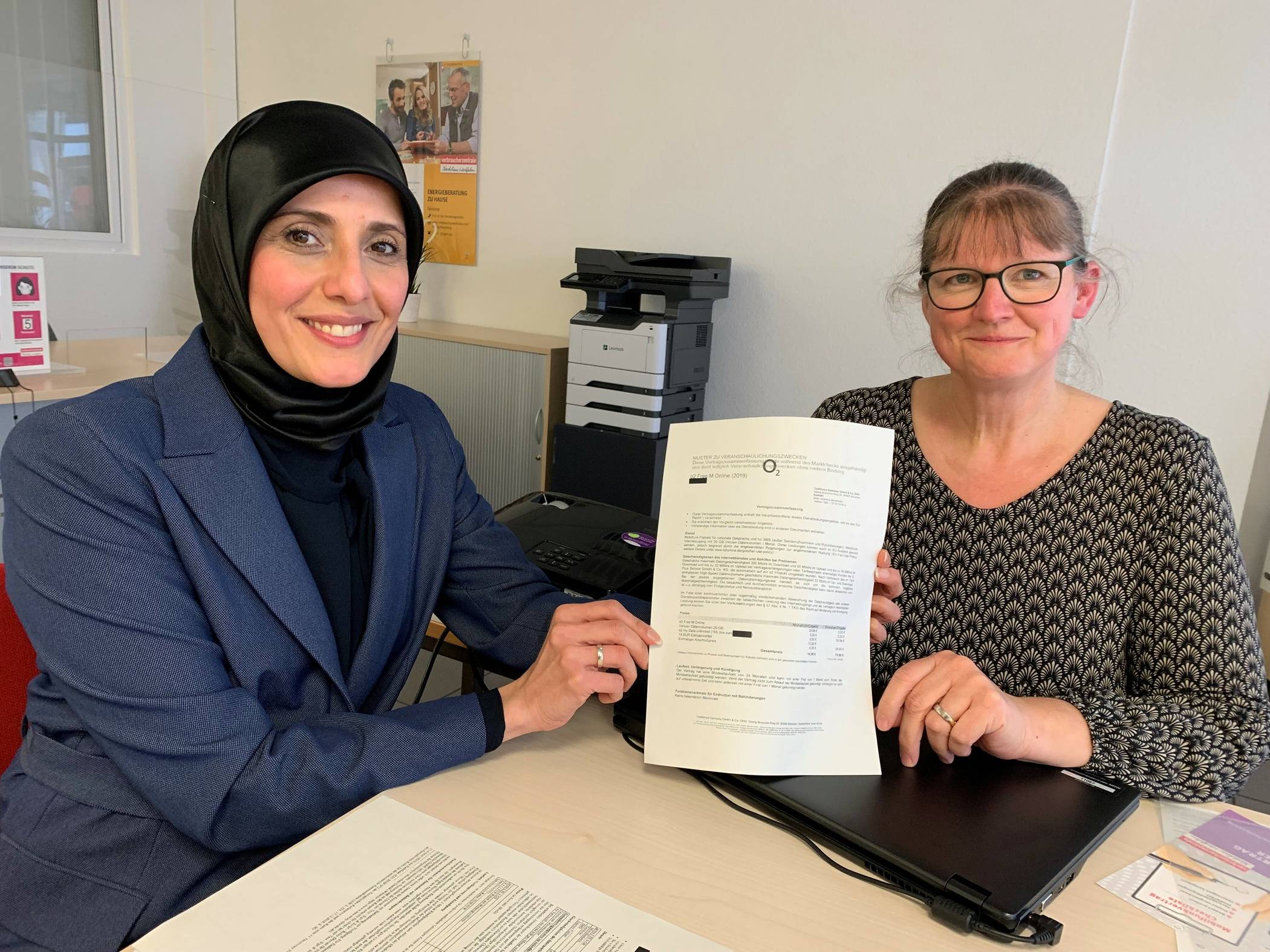 Auf die Vertragszusammenfassung haben Verbraucher beim Abschluss eines Handyvertrags einen Anspruch, sagen Nazime Kirici, Leiterin der Verbaucherberatung (l.), und Beraterin Edda Nowak. 