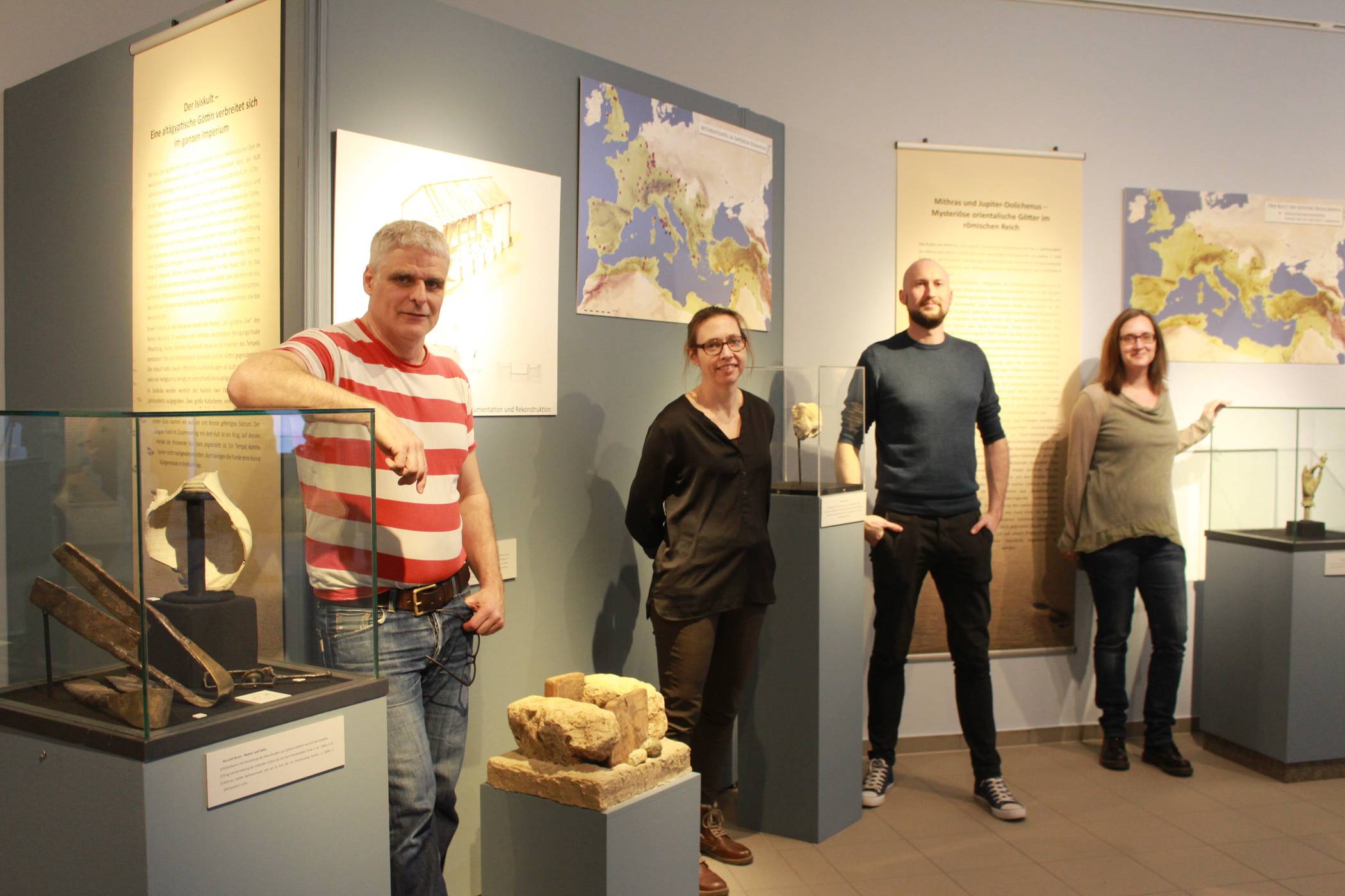  Präsentieren ihre gemeinsam konzipierte Ausstellung: (v.l.) Stadtarchäologe Dr. Hans-Peter Schletter, Restauratorin Eileen Wolff, Doktorand Eric Sponville und Restaurationsmitarbeiterin Alexandra Frischen. Die Schau im Archäologischen Museum Burg Linn an der Rheinbabenstraße läuft vom 18. März bis 22. Januar 2023. Foto: Müller  