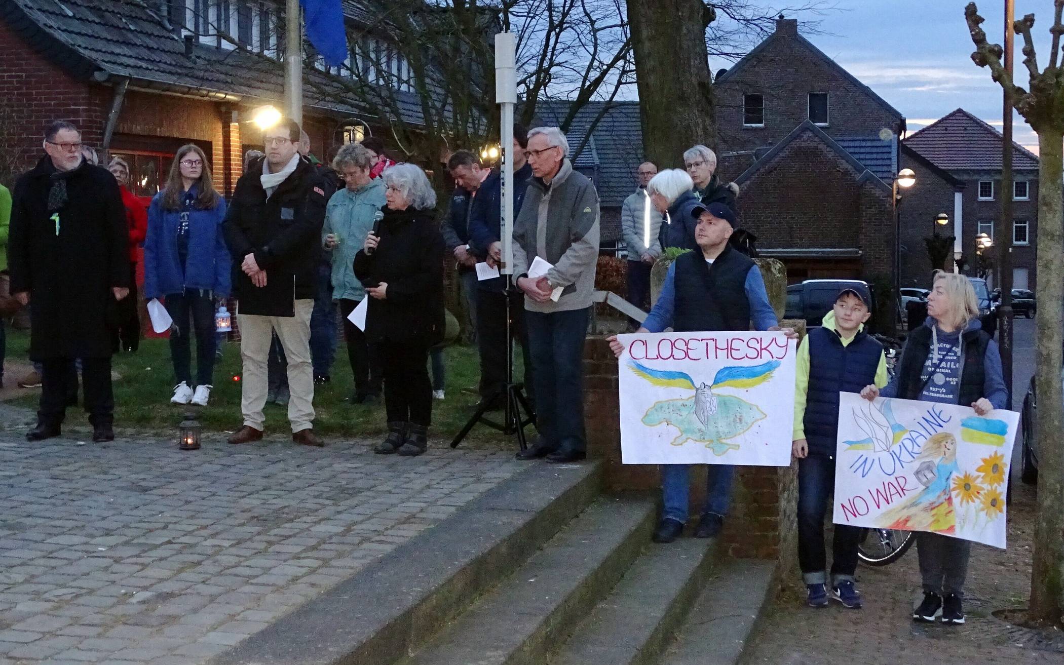 Auch eine Gruppe Ukrainer*innen nahm an der Mahnwache teil.