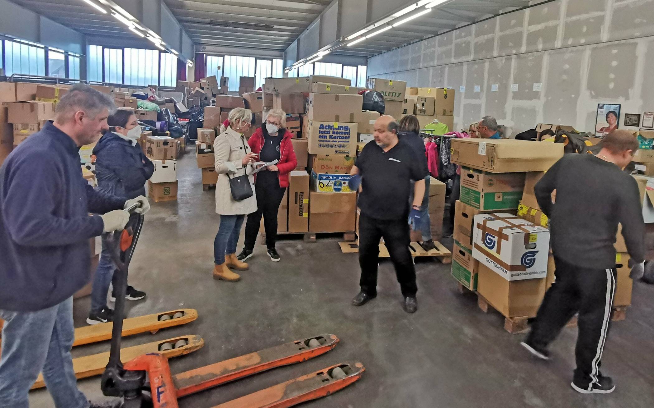 Tagtäglich sind fleißige Helfer im Lager der Freunde von Kanew anzutreffen. 