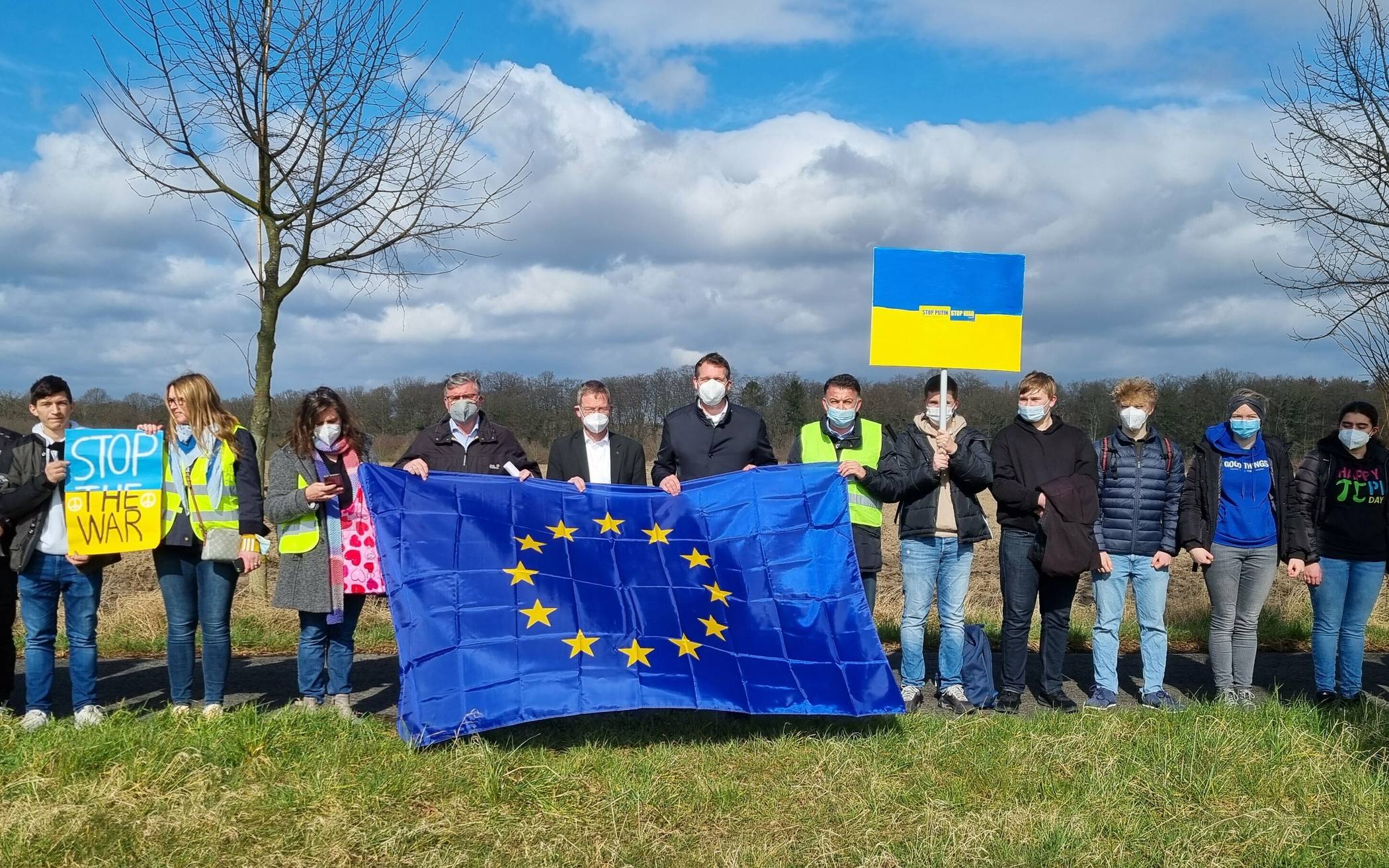 Die Bürgermeister Schwalmtals und Niederkrüchtens, Andreas Gisbertz und Karl-Heinz Wassong, nahmen auch an der Menschenkette teil.