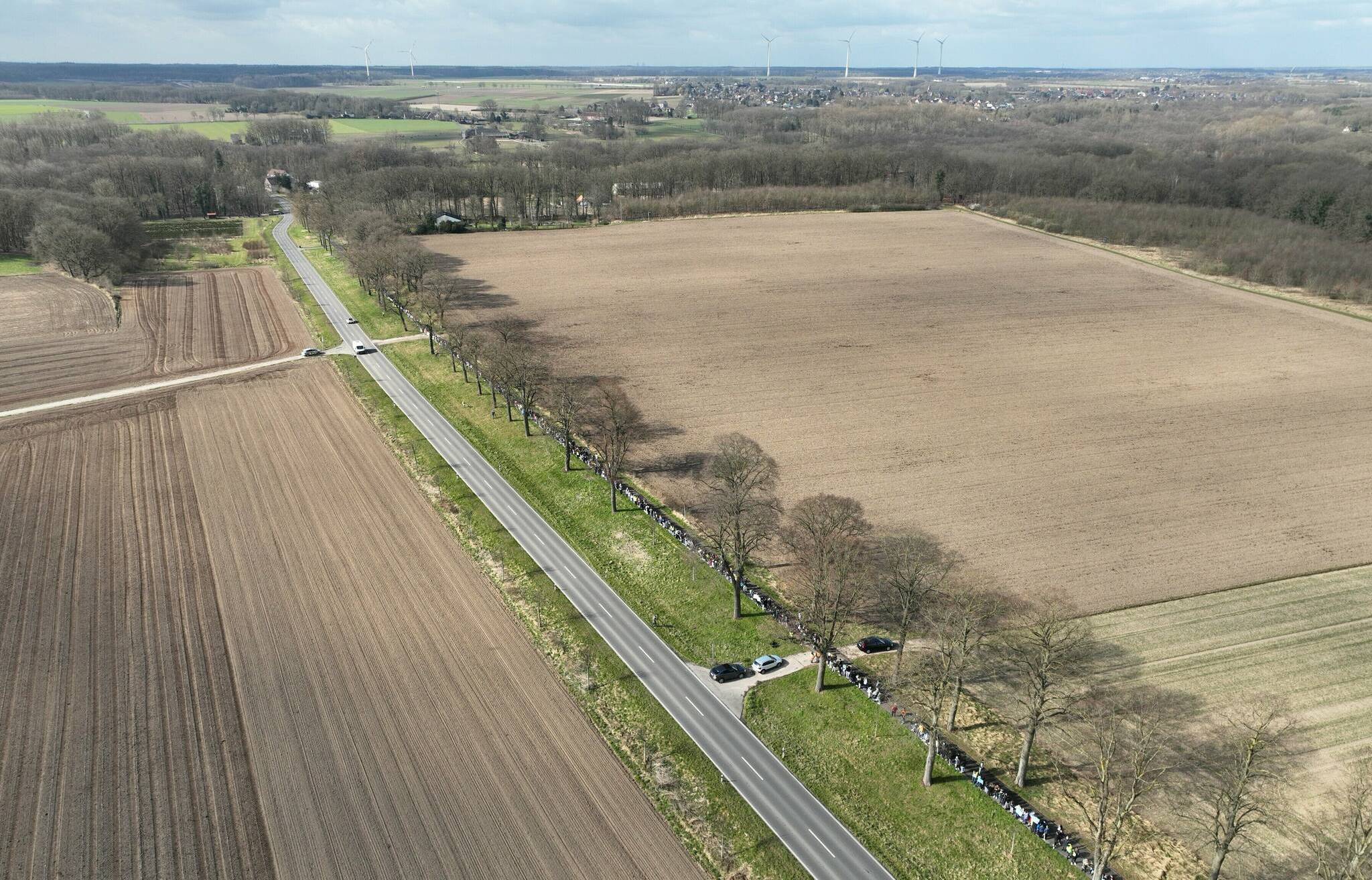  Fast zwei Kilometer weit erstreckte sich die Menschenkette an der L371 bei Lüttelforst. 