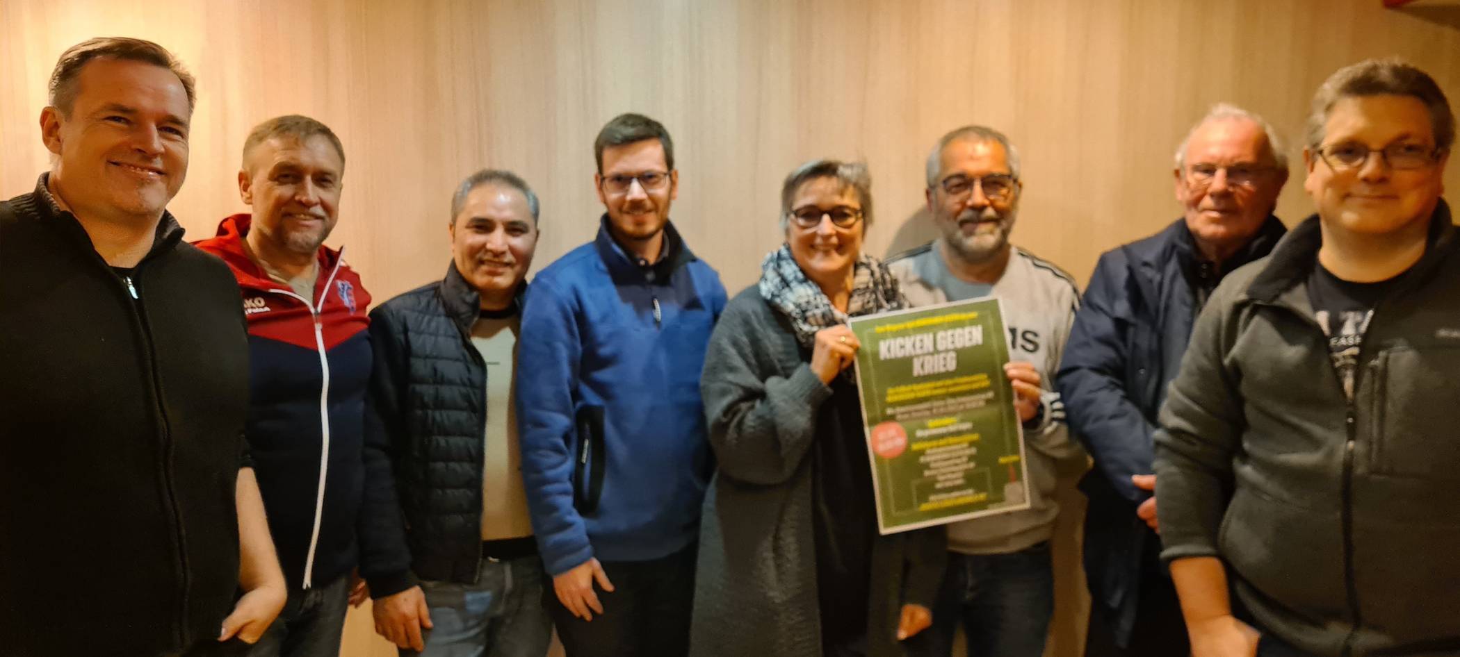  Freuen sich auf das Turnier (v.l.): Tom Wagener (Initiator, Ratsherr DIE GRÜNEN), Klaus Osthöver (FC Neukirchen-Vluyn), Farid Hassani (Direkte Flücktlingshilfe NV), Karsten Schürmann (Stadtjugendring NV), Sabine Menzenbach und Ernst Menzenbach (beide FC Neukirchen-Vluyn), Franz Frings (Stadtsportverband NV) und Torsten Wittrock (Direkte Flüchtlingshilfe NV). 