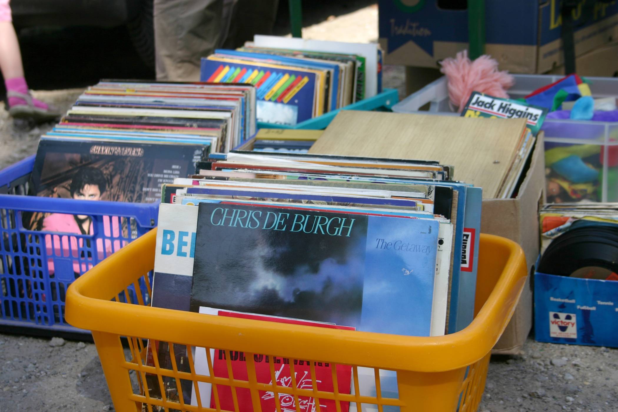 Altes Zeugs loswerden und Gutes tun:Am Trödelmarkt der Werbegemeinschaft Krefeld kann sich jeder beteiigen. Foto: cityspotlight.de/pixelio.de
