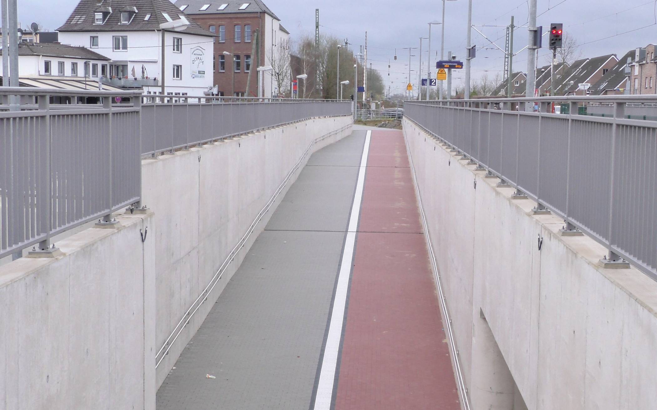 Die Unterführung für Fußgänger und Fahrräder