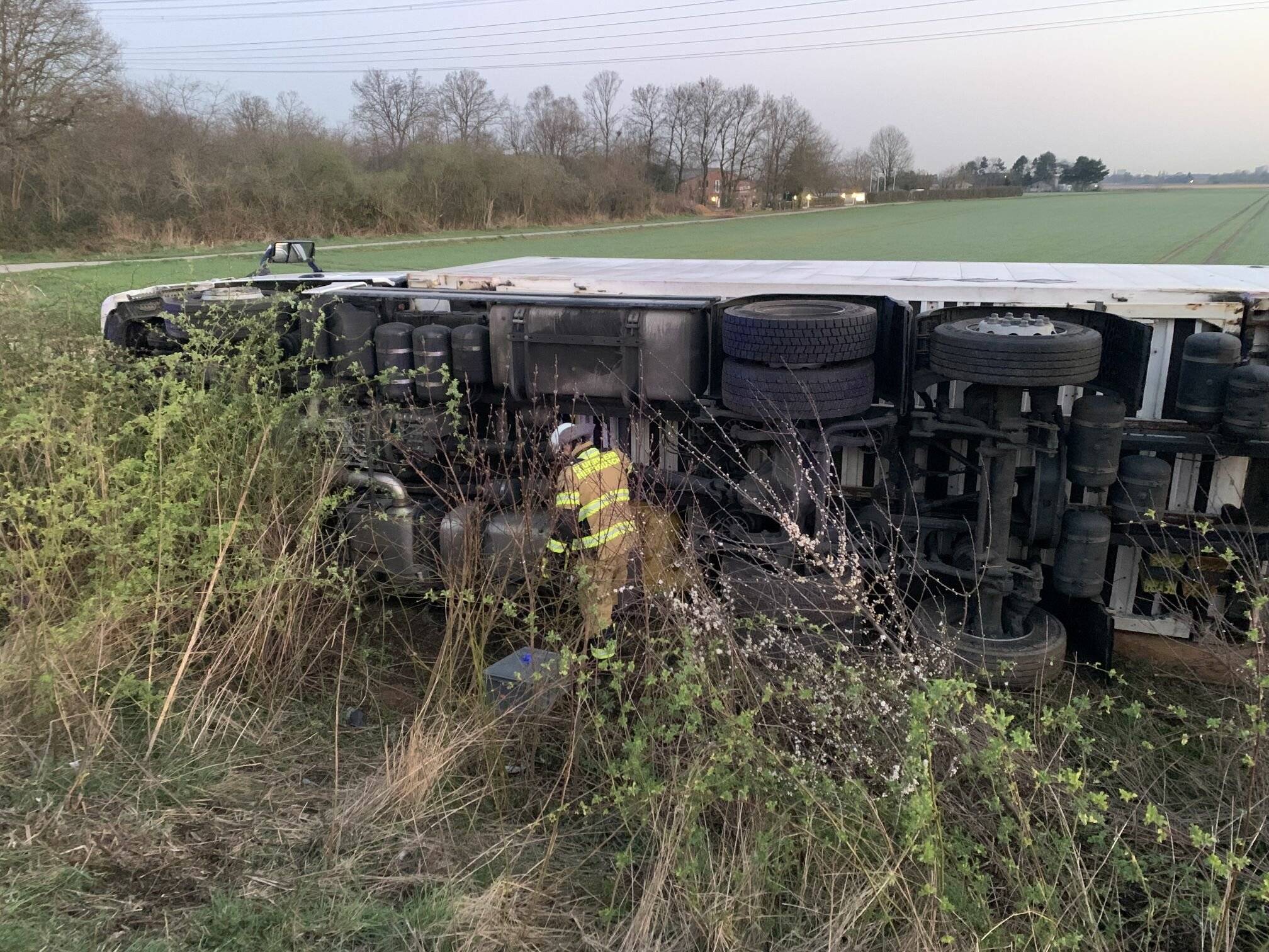  Auf der A44 ist am Mittwochmorgen ein Lkw von der Fahrbahn abgekommen und in den Graben gekippt. 