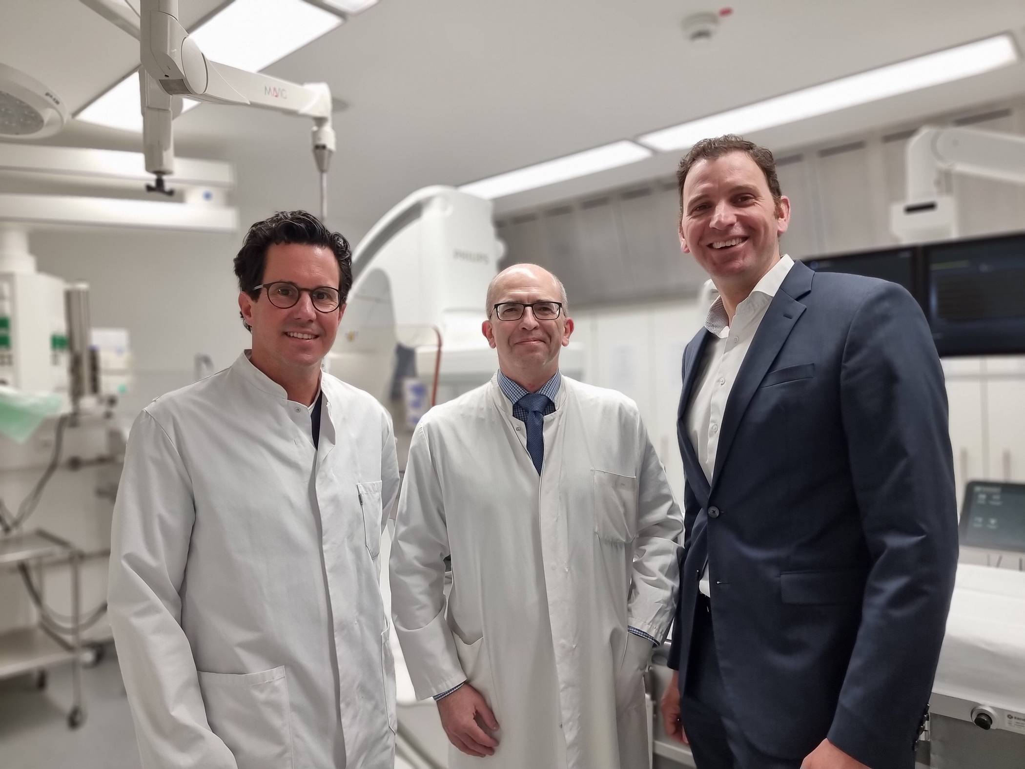  Dr. Rostislav Prog, Chefarzt Innere Medizin (Mitte), mit Dr. med. Nico Lorenz, Chefarzt Anästhesiologie, Intensiv- und Notfallmedizin (l.) und Thomas Paßers (Geschäftsführer). 