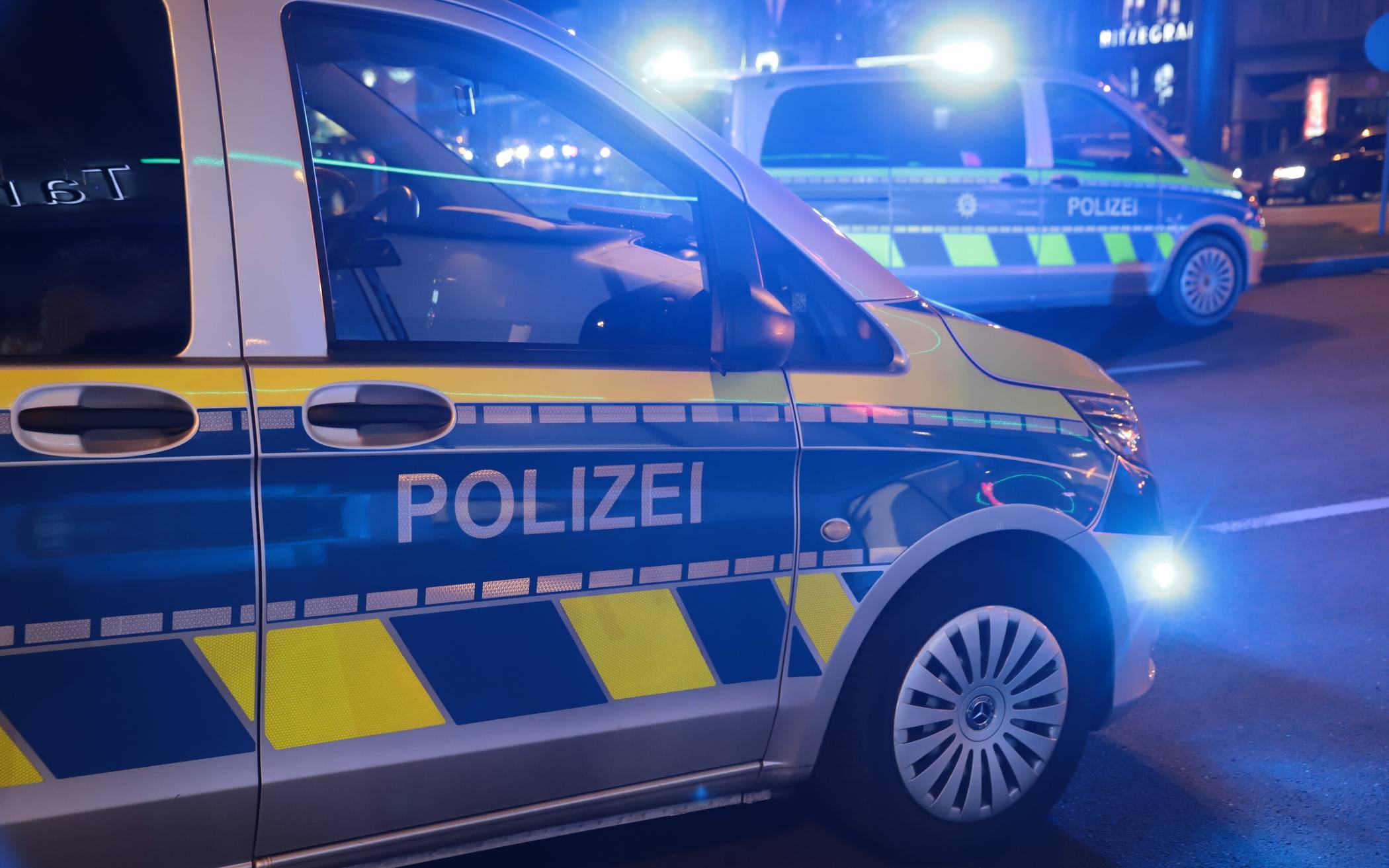 14-Jährige von Auto erfasst - Fahrer flüchtet