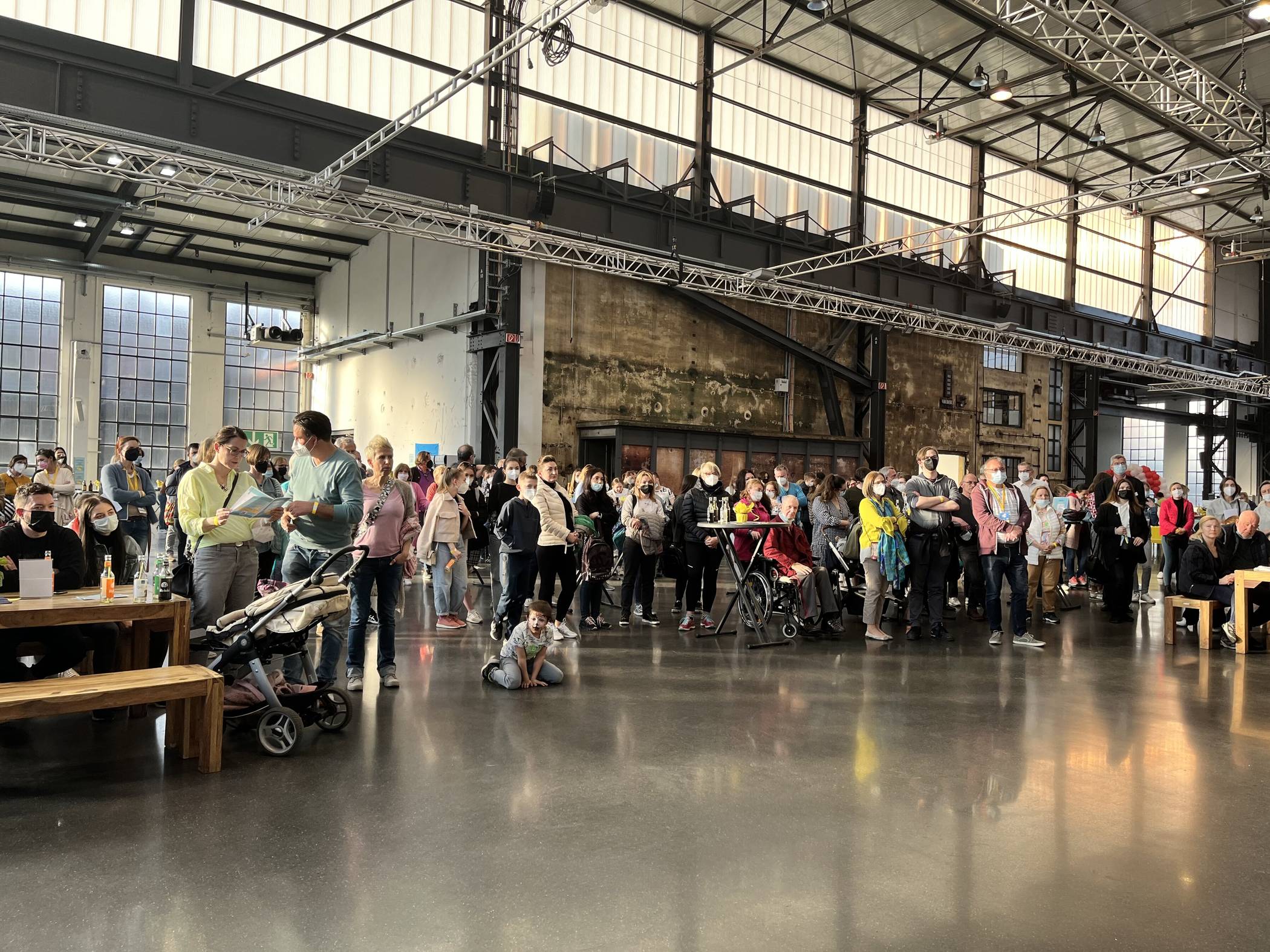 Viele aus der Ukraine geflüchtete Familien waren der Einladung des Vereins „Meerbusch hilft“ zum Kennenlerntreffen auf dem Areal Böhler gefolgt. 