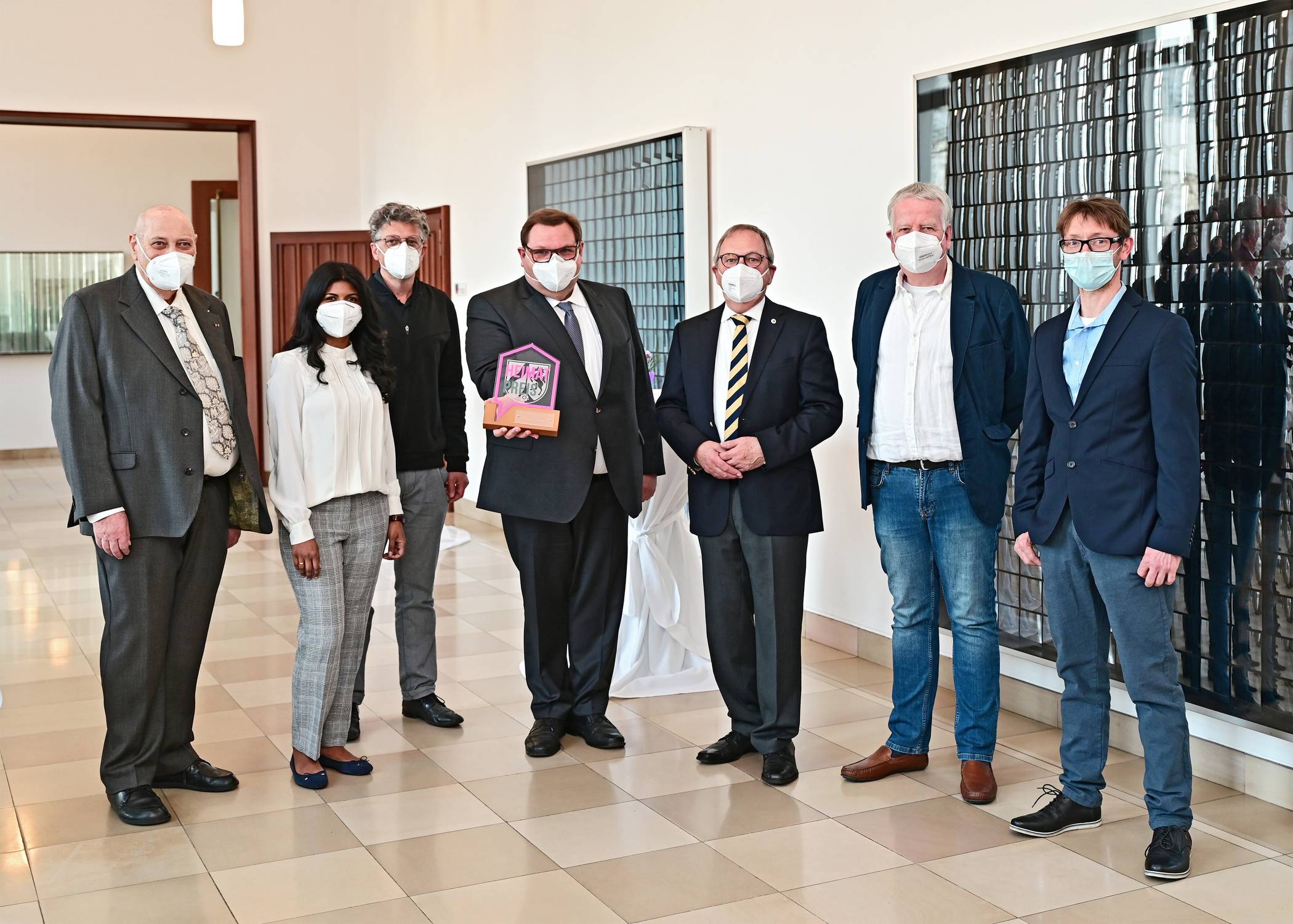 Die Preisträger der Jahre 2020 und 2021 wurden im Rathaus von Oberbürgermeister Frank Meyer (M.) empfangen: (v.l.) Hansgeorg Hauser (Haus der Seidenkultur), Mary Dominic (das tägliche brot), Florian Funke (wirstadt.org), Rolf Birmes (MGV Gellep-Stratum), Hans-Peter Glasmacher (Siedlergemeinschaft Edelstahl), Jens Nowicka (Home-Trail Krefeld). Foto: Stadt Krefeld, Bischof