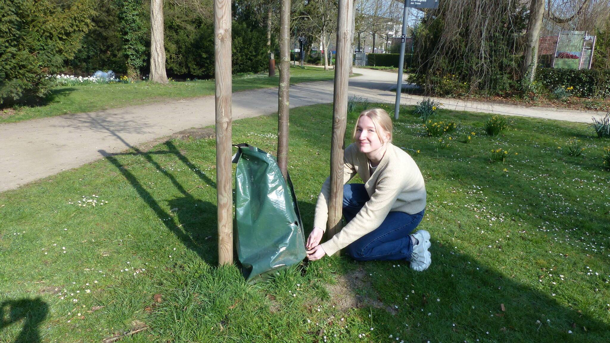 &nbsp;Linnéa Foerster vom Team Grünflächen zeigt, wie es geht mit den Bewässerungssäcken. 